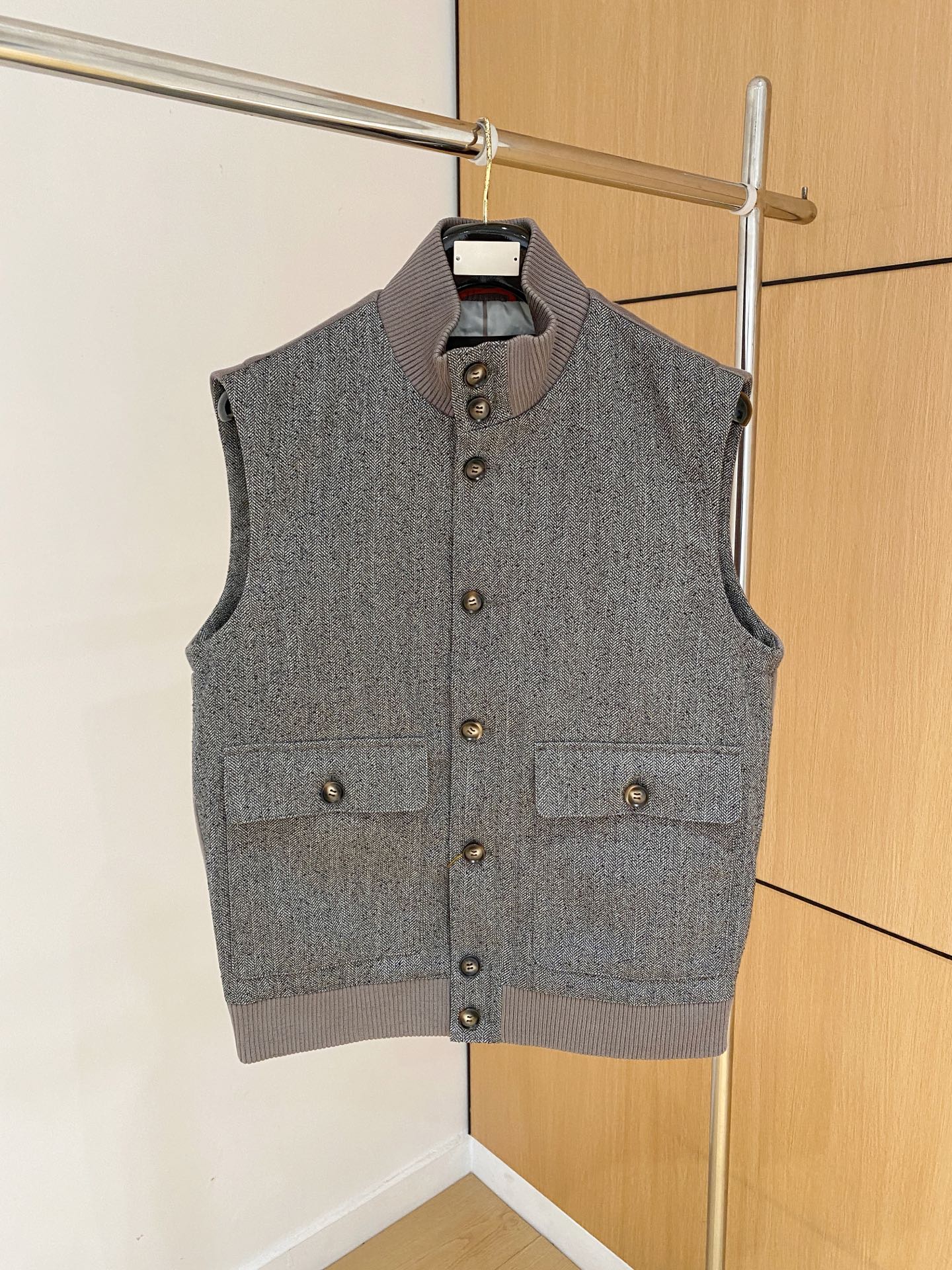 NO:734951,Top quality > 26 new styles (blended rain and dew linen) are on sale simultaneously on the official website of the counter! All auxiliary materials are original custom-made and genuine orders from trading companies. Advanced custom-made imported fabrics are extracted from natural plant fibers. They are lighter and thinner than ordinary cotton fabrics. They are soft to the touch and comfortable to wear. They are not easy to irritate the skin at all. The fabric has good hygroscopicity and breathability. Size: 48-56,,19860909顶级品质>26新款(混纺雨露亚麻)专柜官网同步发售！辅料全部原版定制出品,贸易公司真品订单.高级定制进口面料,以天然植物纖維提炼出来,比一般棉织物轻薄 手感柔软,穿着舒适 完全不易有刺激皮肤 面料吸湿性、透气性良好 尺码: 48-56,,,Men's clothing