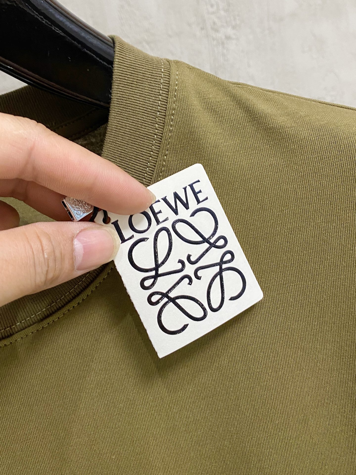 LOW罗意威2026ss夏季最新品，时尚休闲圆领短袖T恤，棉+索罗娜面料，舒适透气，顶级刺绣🪡工艺字母图