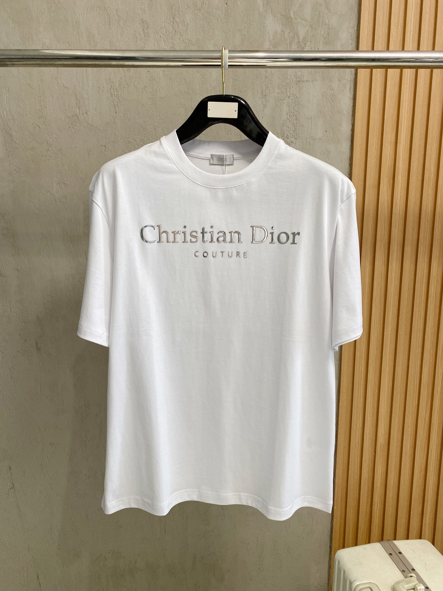 NO:831892,Dior, 2026 spring and summer new products are on sale. New short-sleeved T-shirts. The fabric is made of Xinjiang long-staple cotton, which is gentle, soft, delicate and soft. The upper body is naturally comfortable and cool. The technology uses imported Behringer embroidery and digital direct-injection printing. The double-layer superimposed pattern contrasts to make it more layered, fashionable and three-dimensional. The version very highlights the overall sense of shape and slim fit. The overall craftsmanship is really impeccable!  Size M-3XL,,dior,T-shirt,tees,t-shirt,19860909迪奥、2026春夏新品发售新品短袖T恤,面料采用新疆长绒棉,温儒柔软 细腻柔软 上身自然是舒适 凉爽,工艺采用进口百灵达刺绣搭配数码直喷印花双层叠加图案撞色更加有层次感时尚立体,版型非常的凸显整体的造型感以及修身上身感 整体的工艺车线真的是无可挑剔！码数M-3XL,,dior,T-shirt,tees，t-shirt,,Men's clothing