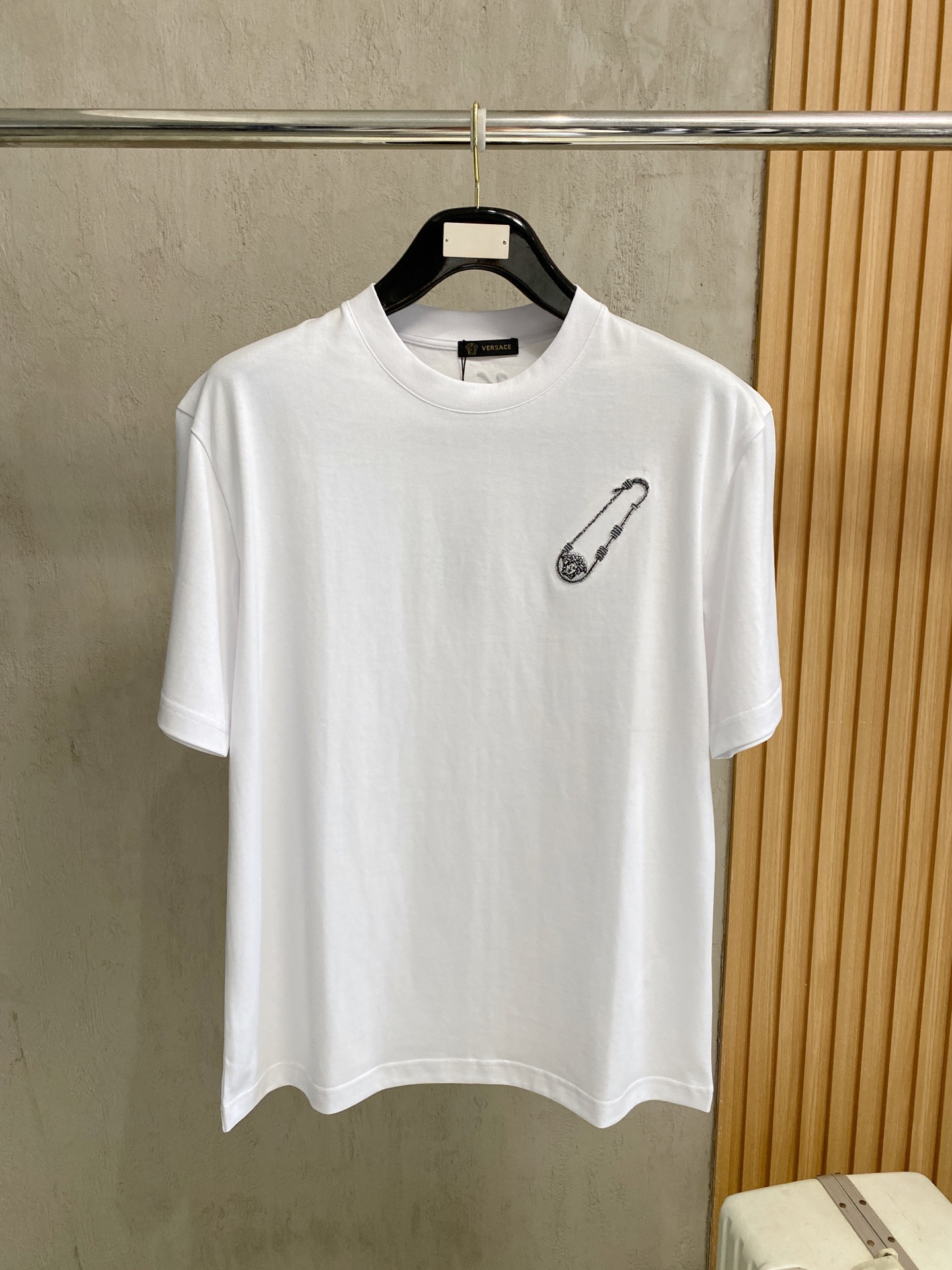 NO:831887,Versace, 2026 spring and summer new products are on sale. New short-sleeved T-shirts. The fabric is made of Xinjiang long-staple cotton, which is gentle, soft, delicate and soft. The upper body is naturally comfortable and cool. The technology uses imported Behringer embroidery and digital direct-injection printing. The double-layer superimposed pattern contrasts to make it more layered, fashionable and three-dimensional. The version very highlights the overall sense of shape and slim fit. The overall craftsmanship is really impeccable!  Size M-3XL,,versace,T-shirt,tees,t-shirt,19860909范思哲、2026春夏新品发售新品短袖T恤,面料采用新疆长绒棉,温儒柔软 细腻柔软 上身自然是舒适 凉爽,工艺采用进口百灵达刺绣搭配数码直喷印花双层叠加图案撞色更加有层次感时尚立体,版型非常的凸显整体的造型感以及修身上身感 整体的工艺车线真的是无可挑剔！码数M-3XL,,versace,T-shirt,tees，t-shirt,,Men's clothing