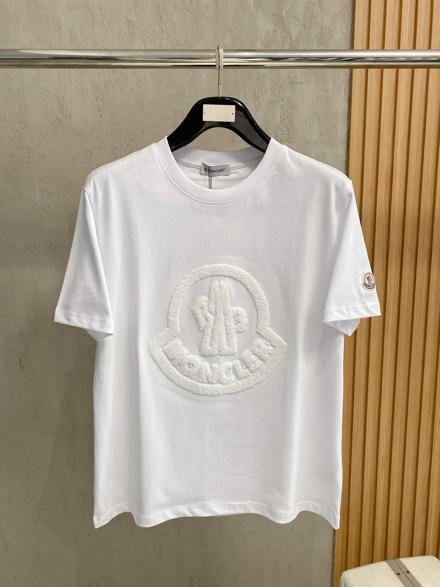 NO:834542,Meng Mouth 2026 spring and summer new style debut counter latest short-sleeved round neck T-shirt, high-end customization, avant-garde and fashionable design!  The brand logo is designed with heavy craftsmanship. High-end customized 100% cotton. Soft to the touch. Comfortable to wear. Exquisite stitching at the counter level. Fine workmanship. The upper body effect is incomparably handsome!  A must-have item for a stylish man!  Color Black White Blue Size S-2XL,,Moncler,T-shirt,tees,t-shirt,19860909蒙口 2026春夏新款首发专柜最新款短袖圆领T恤 高端订制 设计前卫时尚！品牌logo重工艺设计 高端定制百分百棉 手感柔软.穿着舒适.专柜级别精致车线.做工精细.上身效果无敌帅气！型男必备单品！ 颜色黑色 白色 蓝色 码数S-2XL,,Moncler,T-shirt,tees，t-shirt,,Men's clothing