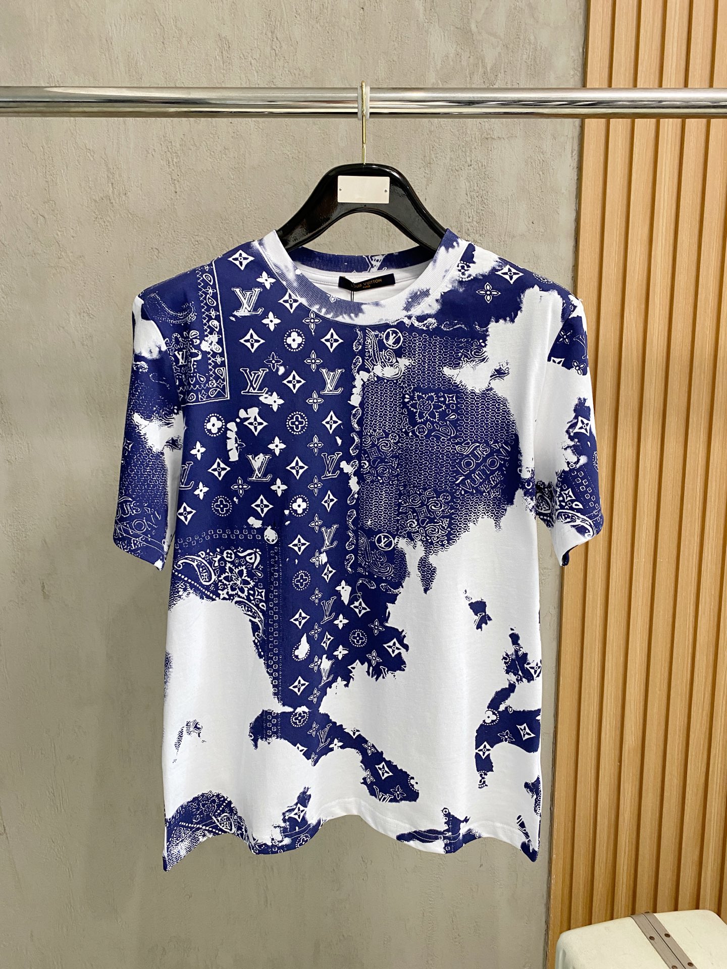 NO:834515,1V 26SS early spring new model, all-over printed presbyopic classic short-sleeved, light luxury, essential item for daily commuting for men and women, correct version, welcome to compare and position digital all-over presbyopic Lv letter logo printing, double needle stitching, cross-seam technology, code number s-2XL,, louis vuitton, T-shirt,198609091V 26SS早春新款 满印老花经典短袖 轻奢主义 男女日常通勤穿搭必备单品 正确版本 欢迎对比定位数码满幅老花Lv字母logo印花双针车线跨缝工艺码数s-2XL,,louis vuitton,T-shirt,,Men's clothing