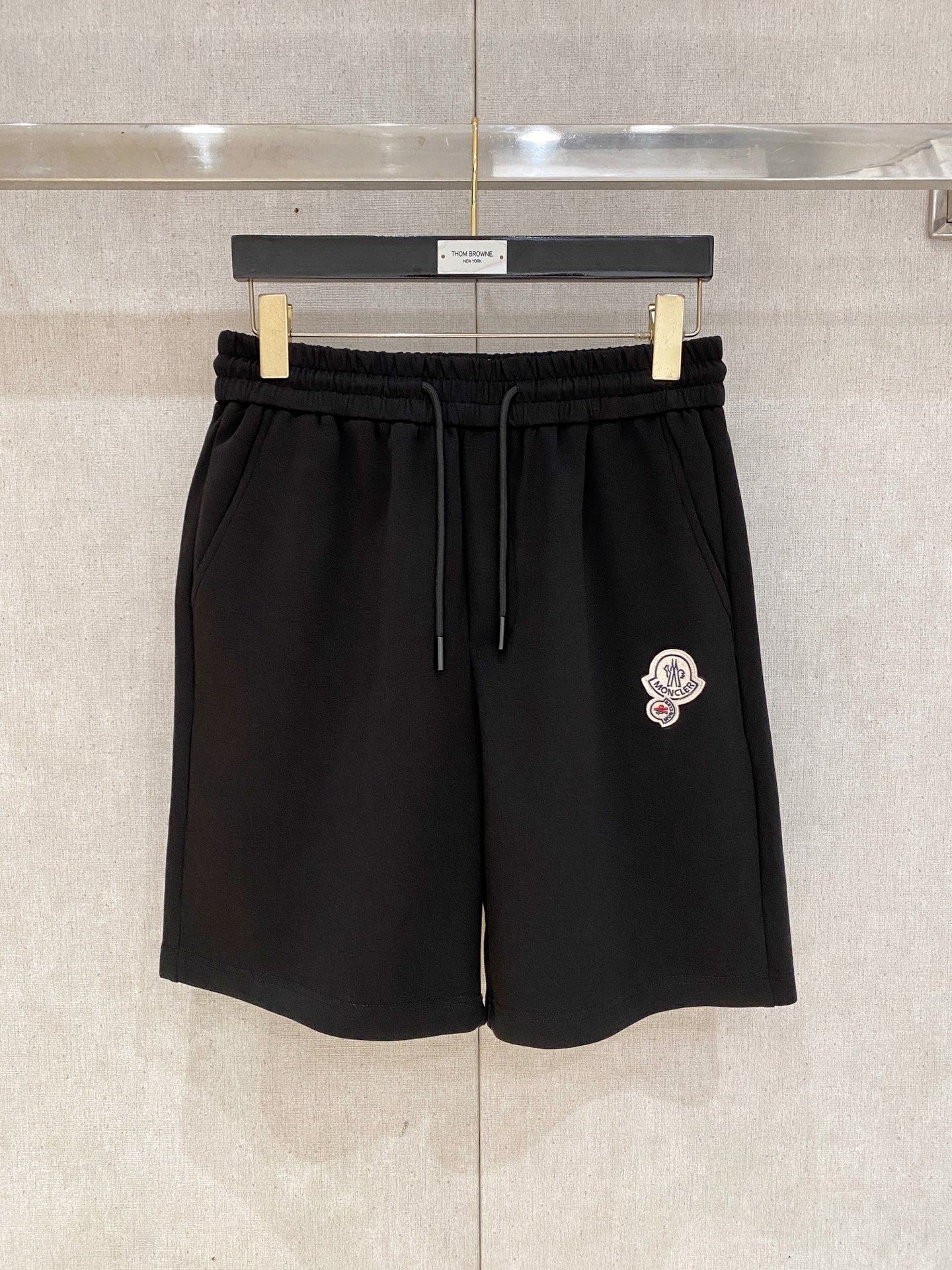 NO:833525,Mengkou 2026 spring and summer new men's casual shorts, three-quarter pants, high-end goods, simple, fashionable and generous, custom-made original imported fabrics, simple, neat and refreshing, high-quality workmanship details that can withstand any form of inspection, simple and generous, versatile style, elegant and handsome upper body, brand new sense of sight!  The appearance is incomparable, the details are in place, and the upper body is not picky!  Size M-3xL,,Moncler,shorts,19860909蒙口 2026春夏新款男士休闲短裤 五分裤 高端货简洁时尚大方 定制原版进口面料 简洁利落又清爽 品质做工细节经得起任何形式检验简约大方百搭款 上身优雅帅气,焕然一新的即视感！品相无敌,细节都很到位,上身不挑人！ 码数M-3xL,,Moncler,shorts,,Men's clothing