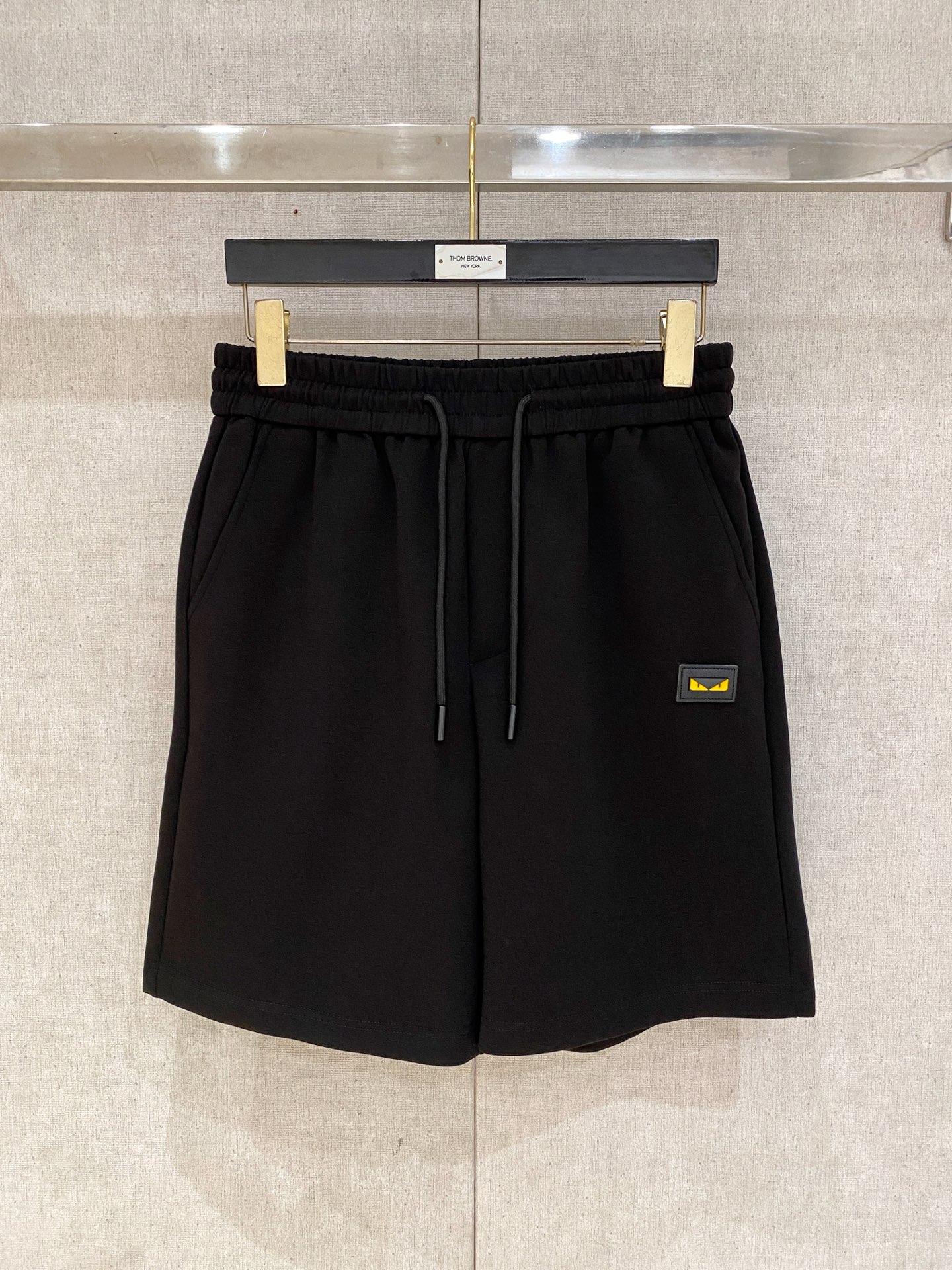 NO:833513,Fendi 2026 spring and summer new men's casual shorts, three-quarter pants, high-end goods, simple, fashionable and generous, customized original imported fabrics, simple, neat and refreshing, quality workmanship details can withstand any form of inspection, simple and generous, versatile style, elegant and handsome upper body, brand new sense of sight!  The appearance is incomparable, the details are in place, and the upper body is not picky!  Size M-3xL,,fendi,shorts,19860909芬迪 2026春夏新款男士休闲短裤 五分裤 高端货简洁时尚大方 定制原版进口面料 简洁利落又清爽 品质做工细节经得起任何形式检验简约大方百搭款 上身优雅帅气,焕然一新的即视感！品相无敌,细节都很到位,上身不挑人！ 码数M-3xL,,fendi,shorts,,Men's clothing