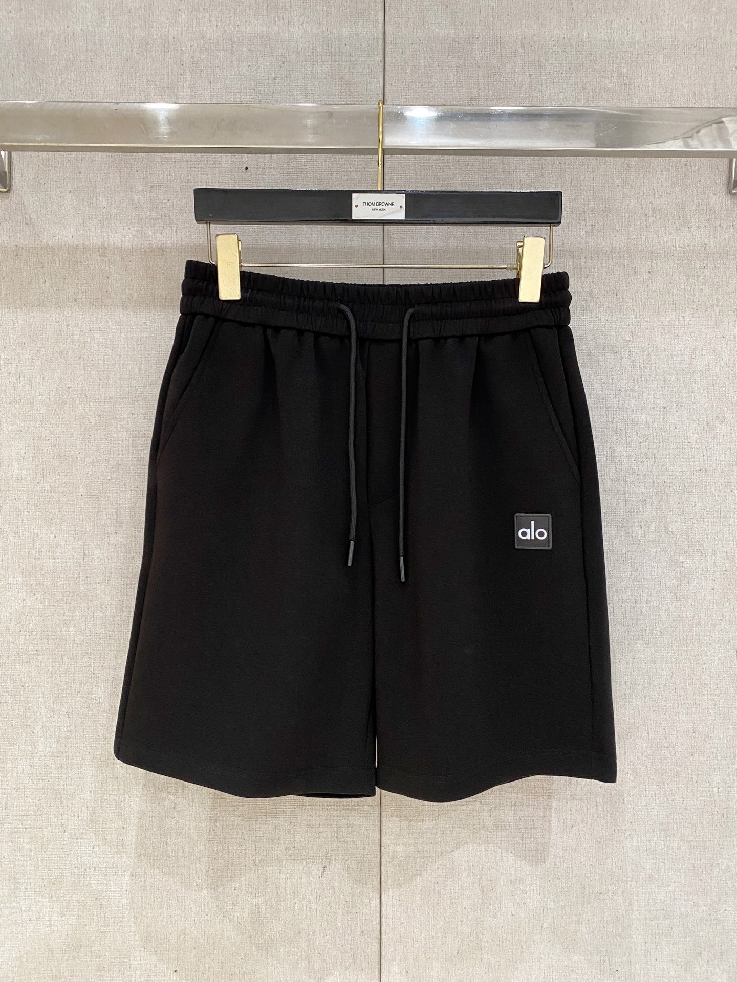 NO:833492,alo 2026 spring and summer new men's casual shorts, three-quarter pants, high-end goods, simple, fashionable and generous, custom-made original imported fabrics, simple, neat and refreshing, high-quality workmanship details that can withstand any form of inspection, simple and generous, versatile style, elegant and handsome upper body, brand new sense of sight!  The appearance is incomparable, the details are in place, and the upper body is not picky!  Code number M-3xL,,shorts,19860909alo 2026春夏新款男士休闲短裤 五分裤 高端货简洁时尚大方 定制原版进口面料 简洁利落又清爽 品质做工细节经得起任何形式检验简约大方百搭款 上身优雅帅气,焕然一新的即视感！品相无敌,细节都很到位,上身不挑人！ 码数M-3xL,,shorts,,Men's clothing
