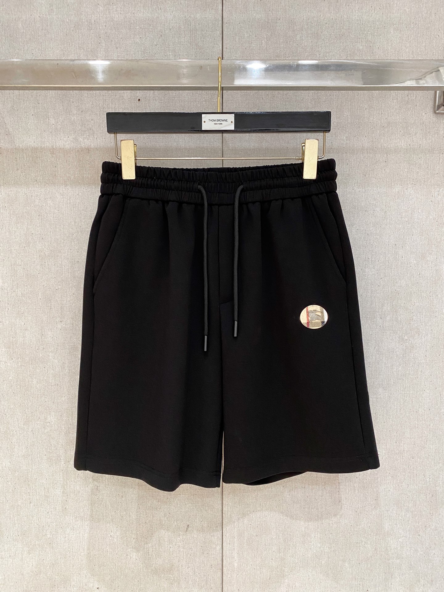 NO:833556,Burberry 2026 spring and summer new men's casual shorts, three-quarter pants, high-end goods, simple, fashionable and generous, customized original imported fabrics, simple, neat and refreshing, quality workmanship details can withstand any form of inspection, simple and generous, versatile style, elegant and handsome upper body, brand new sense of sight!  The appearance is incomparable, the details are in place, and the upper body is not picky!  Size M-3xL,,burberry,shorts,19860909巴宝莉 2026春夏新款男士休闲短裤 五分裤 高端货简洁时尚大方 定制原版进口面料 简洁利落又清爽 品质做工细节经得起任何形式检验简约大方百搭款 上身优雅帅气,焕然一新的即视感！品相无敌,细节都很到位,上身不挑人！ 码数M-3xL,,burberry,shorts,,Men's clothing
