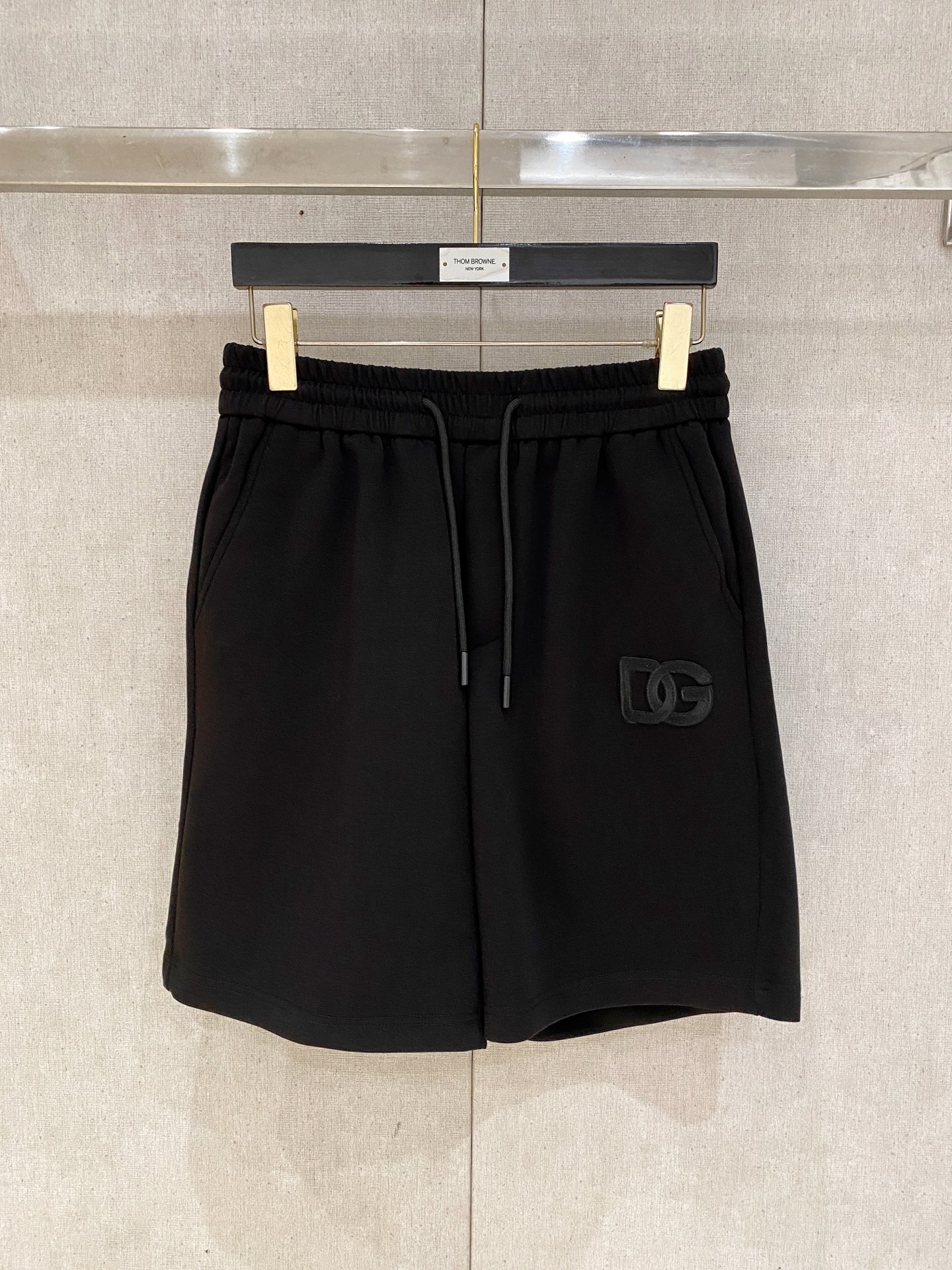 NO:833518,DG 2026 spring and summer new men's casual shorts, three-quarter pants, high-end goods, simple, fashionable and generous, custom-made original imported fabrics, simple, neat and refreshing, high-quality workmanship details that can withstand any form of inspection, simple and generous, versatile style, elegant and handsome upper body, brand new sense of sight!  The appearance is incomparable, the details are in place, and the upper body is not picky!  Code number M-3xL,,shorts,19860909DG 2026春夏新款男士休闲短裤 五分裤 高端货简洁时尚大方 定制原版进口面料 简洁利落又清爽 品质做工细节经得起任何形式检验简约大方百搭款 上身优雅帅气,焕然一新的即视感！品相无敌,细节都很到位,上身不挑人！ 码数M-3xL,,shorts,,Men's clothing