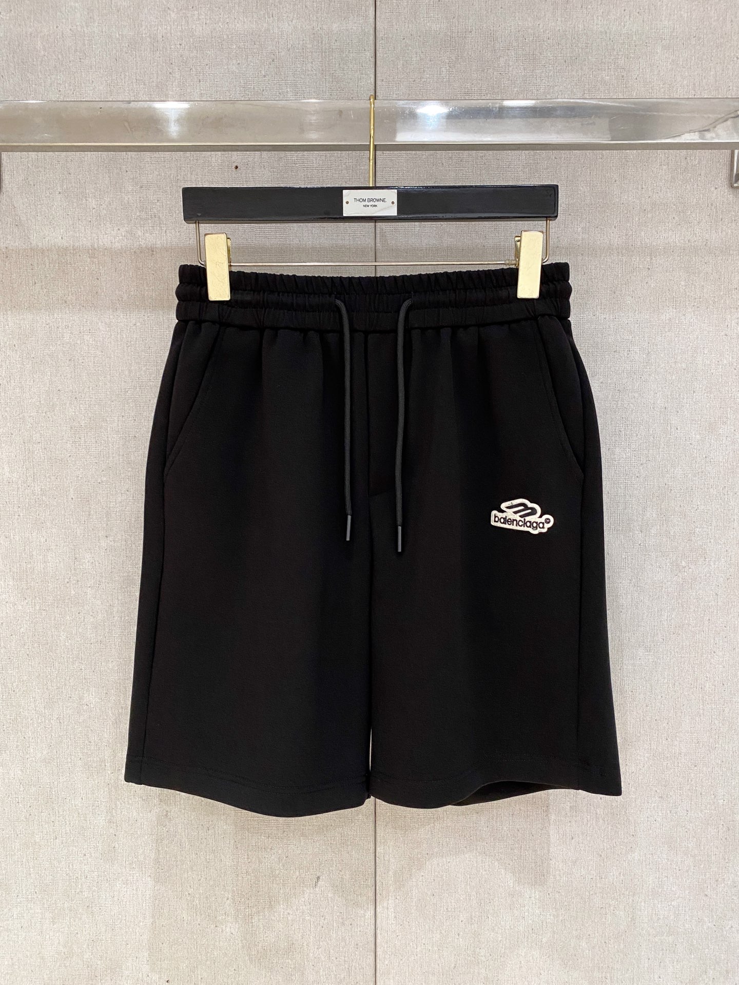 NO:833548,Balenciaga 2026 spring and summer new men's casual shorts, three-quarter pants, high-end goods, simple, fashionable and elegant, custom-made original imported fabrics, simple, neat and refreshing, quality workmanship details can withstand any form of inspection, simple and generous, versatile style, elegant and handsome upper body, brand new sense of sight!  The appearance is incomparable, the details are in place, and the upper body is not picky!  Size M-3xL,,balenciaga,shorts,19860909巴黎世家 2026春夏新款男士休闲短裤 五分裤 高端货简洁时尚大方 定制原版进口面料 简洁利落又清爽 品质做工细节经得起任何形式检验简约大方百搭款 上身优雅帅气,焕然一新的即视感！品相无敌,细节都很到位,上身不挑人！ 码数M-3xL,,balenciaga,shorts,,Men's clothing