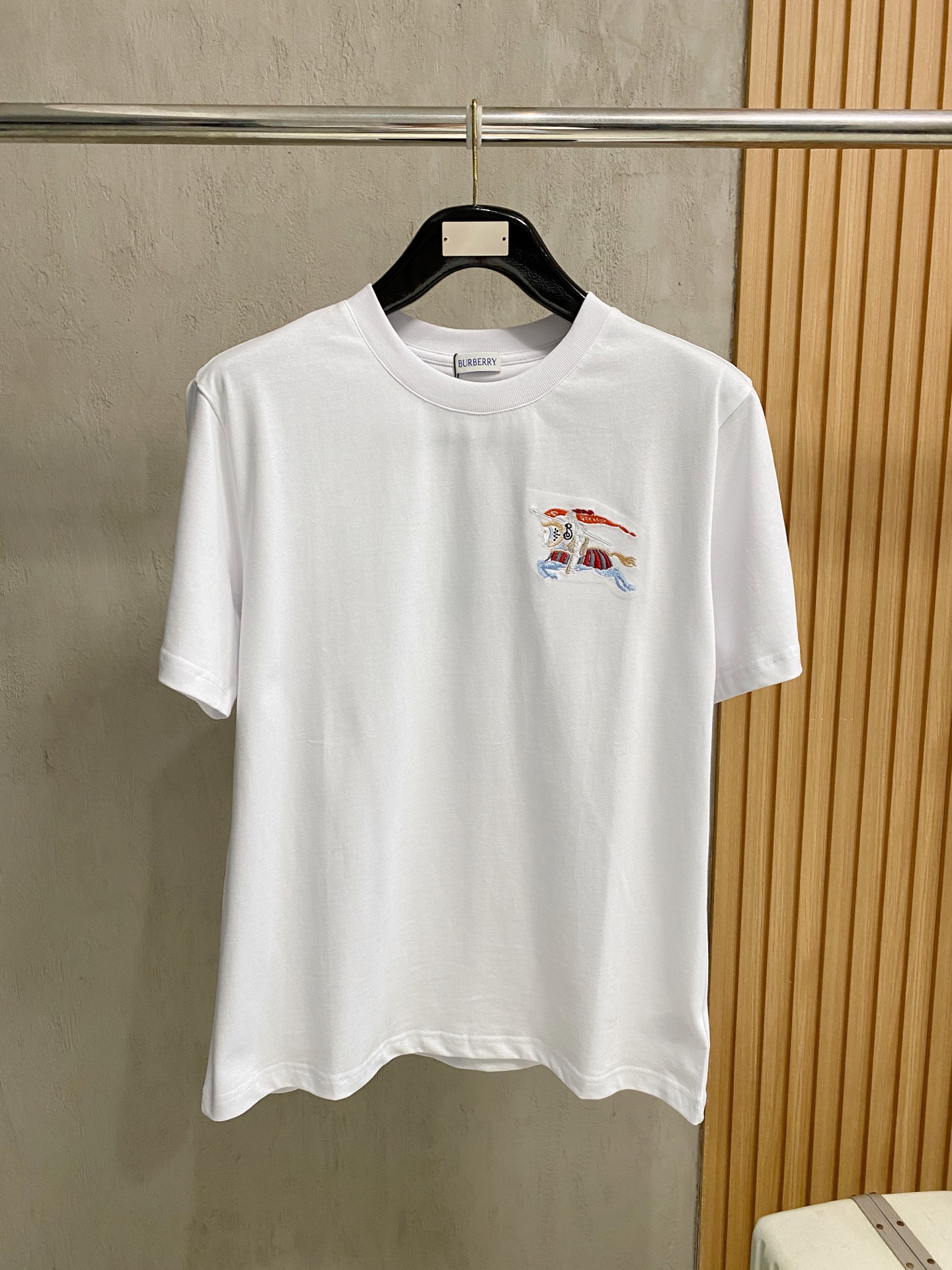 NO:834523,BUR*26 spring and summer new product latest war horse series short-sleeved round neck T-shirt ~ same style for men and women ~ high-end custom design, avant-garde and fashionable!  The brand-new bur classic logo badge on the chest will have innovative derivatives. The exquisite embroidery craftsmanship reflects the obvious convex effect. The tough and solid texture is different from the traditional offset printing pattern!  It is comfortable to wear, the texture is very delicate, the details are exquisite, the counter-level exquisite stitching, the workmanship is fine, and it is a highly moldable item. It can be matched with any fashion, and the shape is super good. It is a must-have item for trendy men!  !  Size S-2XL,,burberry,T-shirt,tees,t-shirt,19860909BUR*26春夏新品最新款战马系列短袖圆领T恤～男女同款～ 高端订制 设计前卫时尚！ 胸前焕然一新的bur经典标识徽章将有创新性的衍生 精湛的刺绣工艺感体现明显的凸感效果.硬朗结实的质感区别传统胶印图案！穿着舒适,质感非常细腻,细节工艺精湛考究,专柜级别精致车线,做工精细,塑造性极高的一款单品,任何时装都可以搭配,版型超级好 潮男必备单品！！ 尺码S-2XL,,burberry,T-shirt,tees，t-shirt,,Men's clothing