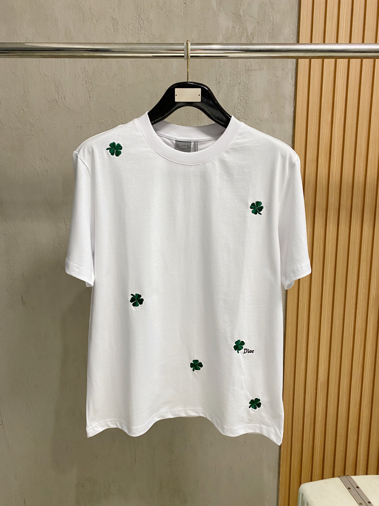 NO:834534,Dior Dior Four-leaf Clover Short Sleeve is an exclusive high version that reproduces the essence of the original version 1:1, perfectly integrating the lucky four-leaf clover element with the brand style. From fabric selection to embroidery technology, from pattern design to detail polishing, every step is done to the extreme. It is gentle, elegant and relaxed at the same time. It is a must-have atmosphere artifact for fashionable and sophisticated people. Behind the eternal appearance, there is real top quality and advanced texture!  Really high-quality material, soft and skin-friendly to the touch, extremely gentle and comfortable!  At the same time, it is breathable and full, and the upper body has a soft light effect, which makes the skin tone transparent and fair. It does not matter skin color or temperament. It exudes a noble aura in a low-key manner. Sizes S-2XL, dior, dior, T-shirt,19860909Dior迪奥四叶草短袖 以独家高版本1:1复刻原版精髓,将幸运四叶草元素与品牌格调完美融合,从面料甄选到刺绣工艺,从版型设计到细节打磨,每一处都做到极致,温柔显贵又兼具松弛感,是时髦精人手必入的氛围感神器,一眼万年的颜值背后,是实打实的顶版品质与高级质感！ 实打实的高品质材质,触感软糯亲肤到极致温柔又舒适！同时透气性拉满,上身自带柔光效果,衬得肤色通透白皙,不挑肤色、不挑气质,低调中透着显贵气场、尺码S-2XL,,dior,dior,T-shirt,,Men's clothing