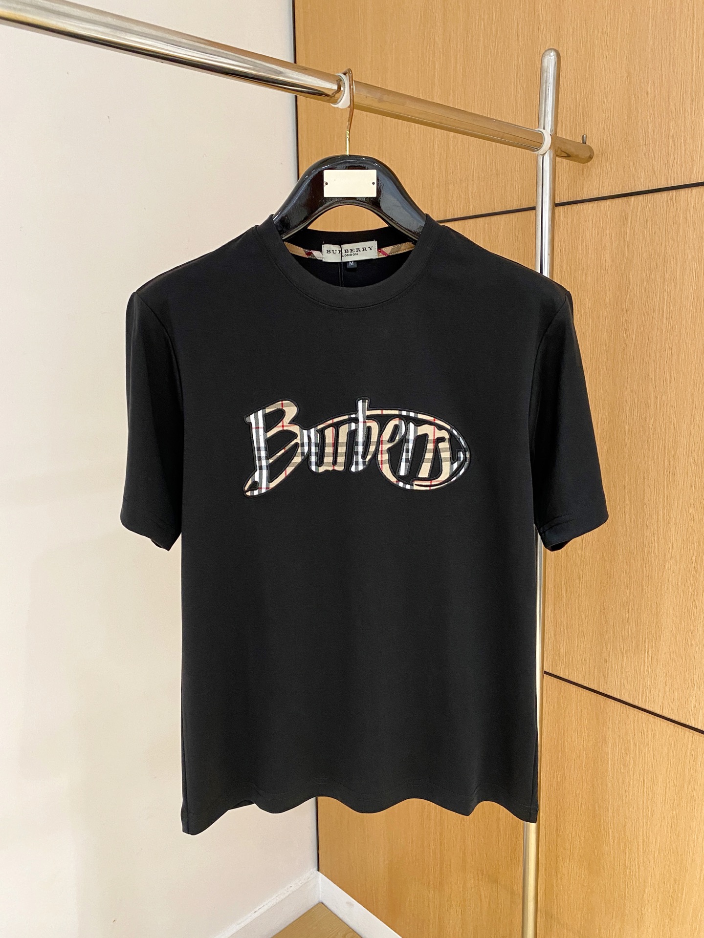 NO:774033,'Burberry' VIP advanced customization!  2026 spring and summer new short-sleeved. This T-shirt is a new product in the summer men's wear series. It is carefully made of imported fabrics with mercerized technology and has a heavy three-dimensional logo to add a casual style. Size M-3XL Recommended reference M120 catties or less (including 120 catties) L121-140 catties XL141-160 catties 2XL161-180 catties  3XL181—200 pounds,,burberry,burberry,T-shirt,tees,t-shirt,19860909《巴宝莉 Burberry》VIP高级定制！ 2026春夏季新款短袖.这款T恤是夏季男装系列新品,采用丝光工艺进口面料精心制作,重工立体Logo,增添休闲风范.码数 M-3XL 推荐参考 M120斤以内（含120斤） L121—140斤 XL141—160斤 2XL161—180斤 3XL181—200斤,,burberry,burberry,T-shirt,tees，t-shirt,,Men's clothing