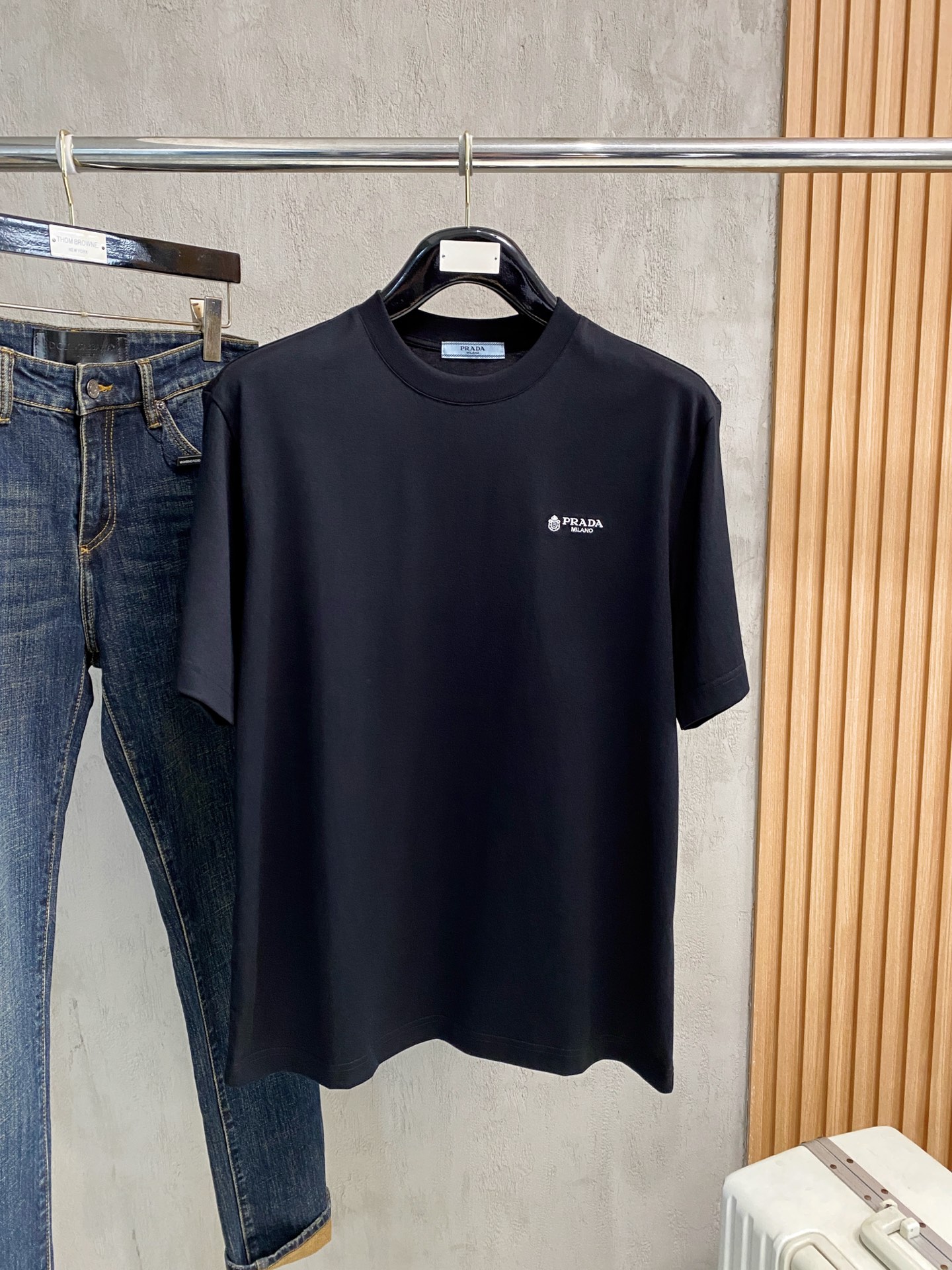 NO:831872,Prada, 2026 spring and summer new products are on sale. New short-sleeved T-shirts. The fabric is made of Xinjiang long-staple cotton, which is gentle, soft, delicate and soft. The upper body is naturally comfortable and cool. The technology uses imported Behringer embroidery and digital direct-injection printing. The double-layer superimposed pattern contrasts to make it more layered, fashionable and three-dimensional. The version very highlights the overall sense of shape and slim fit. The overall craftsmanship is really impeccable!  Size M-3XL,,prada,T-shirt,tees,t-shirt,19860909普拉达、2026春夏新品发售新品短袖T恤,面料采用新疆长绒棉,温儒柔软 细腻柔软 上身自然是舒适 凉爽,工艺采用进口百灵达刺绣搭配数码直喷印花双层叠加图案撞色更加有层次感时尚立体,版型非常的凸显整体的造型感以及修身上身感 整体的工艺车线真的是无可挑剔！码数M-3XL,,prada,T-shirt,tees，t-shirt,,Men's clothing