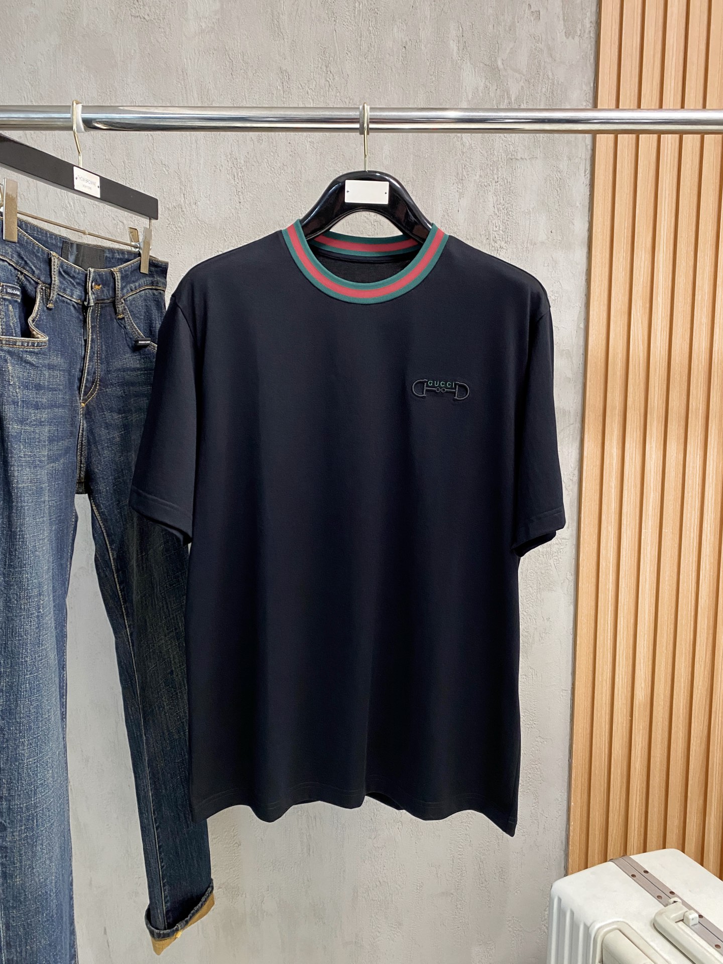 NO:831920,Gucci, 2026 spring and summer new products are on sale. New short-sleeved T-shirts. The fabric is made of Xinjiang long-staple cotton, which is gentle, soft, delicate and soft. The upper body is naturally comfortable and cool. The technology uses imported Behringer embroidery and digital direct-injection printing. The double-layer superimposed pattern contrasts to make it more layered, fashionable and three-dimensional. The version highlights the overall shape and slim fit. The overall craftsmanship is really impeccable!  Size M-3XL,,T-shirt,tees,t-shirt,19860909古奇、2026春夏新品发售新品短袖T恤,面料采用新疆长绒棉,温儒柔软 细腻柔软 上身自然是舒适 凉爽,工艺采用进口百灵达刺绣搭配数码直喷印花双层叠加图案撞色更加有层次感时尚立体,版型非常的凸显整体的造型感以及修身上身感 整体的工艺车线真的是无可挑剔！码数M-3XL,,T-shirt,tees，t-shirt,,Men's clothing