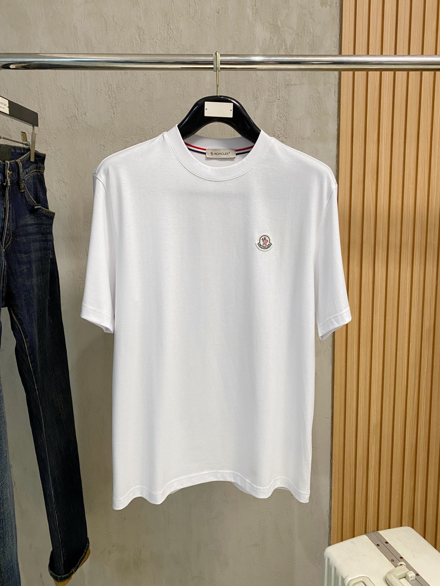 NO:831911,Covered mouth, 2026 spring and summer new products are on sale. New short-sleeved T-shirts. The fabric is made of Xinjiang long-staple cotton, which is gentle, soft, delicate and soft. The upper body is naturally comfortable and cool. The technology uses imported Behringer embroidery with digital direct-injection printing. The double-layer superimposed pattern contrasts to make it more layered, fashionable and three-dimensional. The version very highlights the overall sense of shape and slim fit. The overall craftsmanship is really impeccable!  Size M-3XL,,Moncler,T-shirt,tees,t-shirt,19860909蒙口、2026春夏新品发售新品短袖T恤,面料采用新疆长绒棉,温儒柔软 细腻柔软 上身自然是舒适 凉爽,工艺采用进口百灵达刺绣搭配数码直喷印花双层叠加图案撞色更加有层次感时尚立体,版型非常的凸显整体的造型感以及修身上身感 整体的工艺车线真的是无可挑剔！码数M-3XL,,Moncler,T-shirt,tees，t-shirt,,Men's clothing