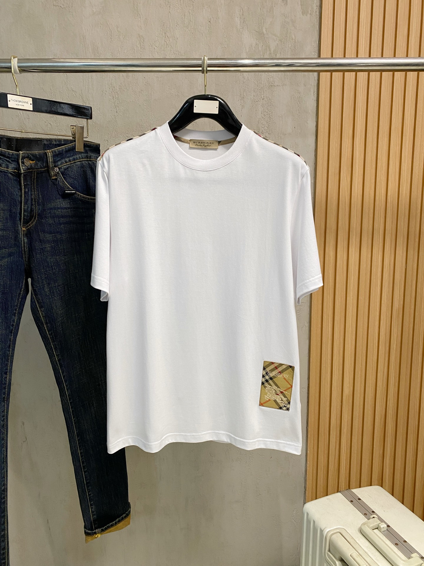 NO:831930,Burberry, 2026 spring and summer new products are on sale. New short-sleeved T-shirts. The fabric is made of Xinjiang long-staple cotton, which is gentle, soft, delicate and soft. The upper body is naturally comfortable and cool. The technology uses imported Behringer embroidery with digital direct-injection printing. The double-layer superimposed pattern contrasts to make it more layered, fashionable and three-dimensional. The version highlights the overall shape and slim fit. The overall craftsmanship is really impeccable!  Size M-3XL,,burberry,T-shirt,tees,t-shirt,19860909巴宝莉、2026春夏新品发售新品短袖T恤,面料采用新疆长绒棉,温儒柔软 细腻柔软 上身自然是舒适 凉爽,工艺采用进口百灵达刺绣搭配数码直喷印花双层叠加图案撞色更加有层次感时尚立体,版型非常的凸显整体的造型感以及修身上身感 整体的工艺车线真的是无可挑剔！码数M-3XL,,burberry,T-shirt,tees，t-shirt,,Men's clothing