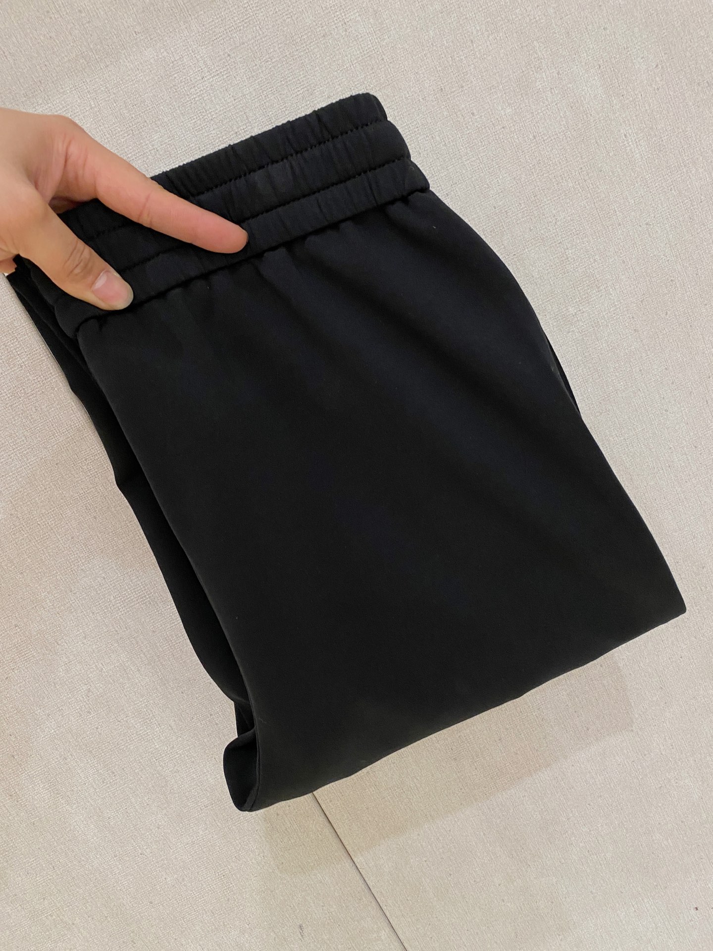NO:872046,Prada’s new casual pants, high-end version!  Custom-made fabrics at the counter are highly breathable and comfortable, with impeccable details and brand element design concepts, reflecting high quality. It feels delicate and soft!  It presents a casual cut and the upper body shape is awesome!  Size: M-3XL 26,,prada,19860909普拉达新款休闲裤 高端版本！专柜定制面料 透气舒适度高,细节无可挑剔,品牌元素设计理念,体现高品质.手感细腻柔软！呈现休闲裁剪,上身版型超赞！码数: M-3XL 26,,prada,,Men's clothing