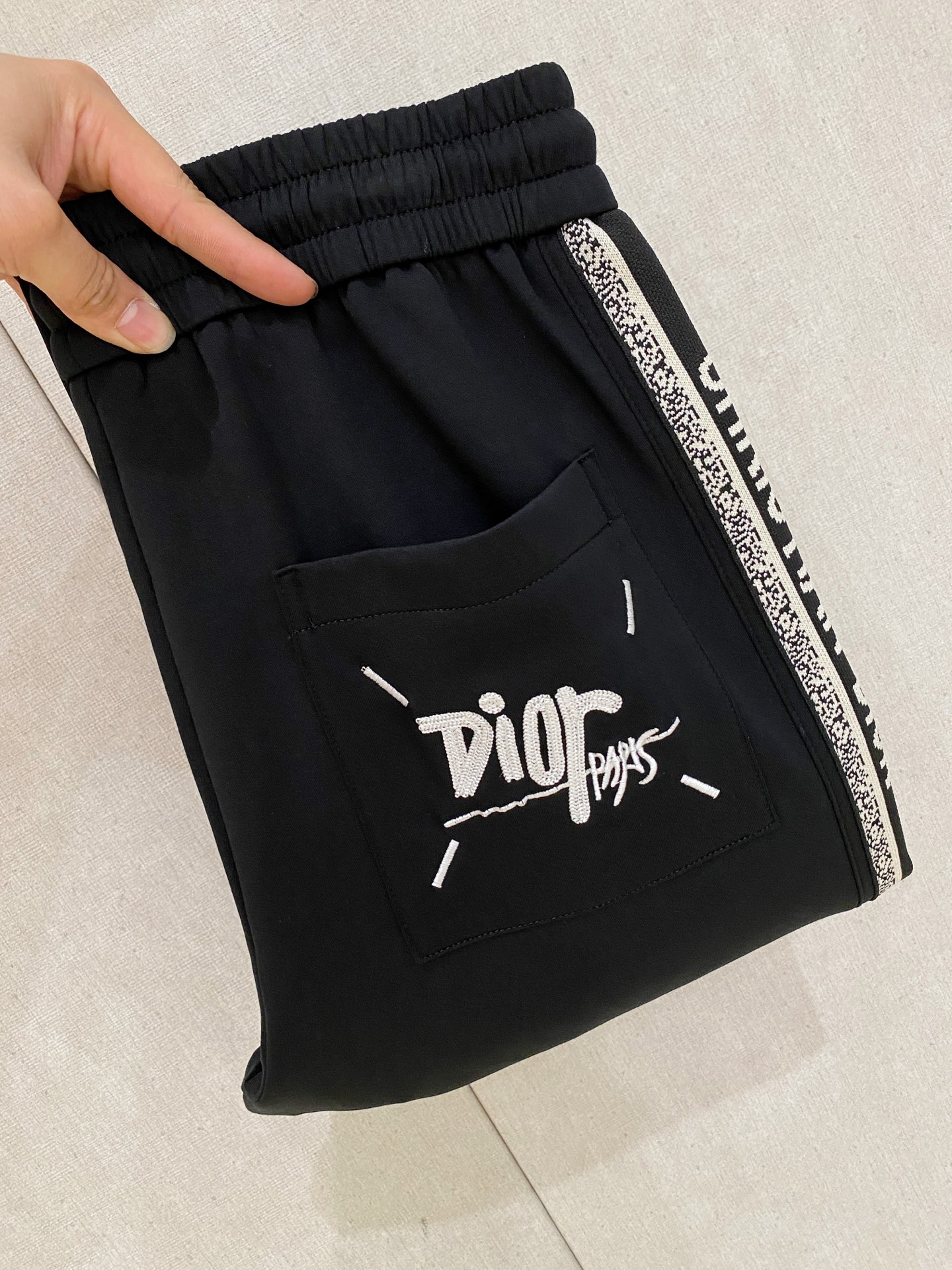NO:872030,Dior's new casual pants, high-end version!  Custom-made fabrics at the counter are highly breathable and comfortable, with impeccable details and brand element design concepts, reflecting high quality. It feels delicate and soft!  It presents a casual cut and the upper body shape is awesome!  Size: M-3XL 26,,dior,19860909迪奥新款休闲裤 高端版本！专柜定制面料 透气舒适度高,细节无可挑剔,品牌元素设计理念,体现高品质.手感细腻柔软！呈现休闲裁剪,上身版型超赞！码数: M-3XL 26,,dior,,Men's clothing