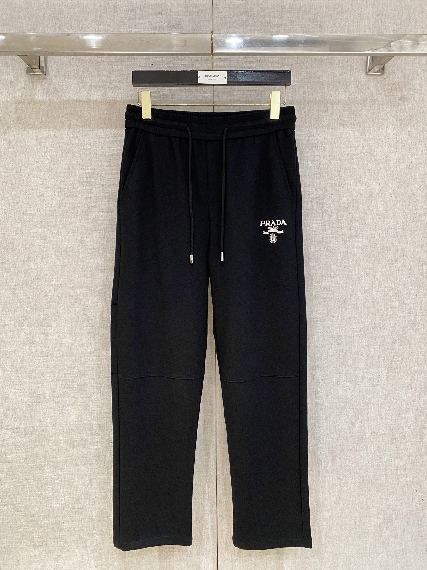 NO:871997,Prada’s new casual pants, high-end version!  Custom-made fabrics at the counter are highly breathable and comfortable, with impeccable details and brand element design concepts, reflecting high quality. It feels delicate and soft!  It presents a casual cut and the upper body shape is awesome!  Size: M-3XL 26,,prada,19860909普拉达新款休闲裤 高端版本！专柜定制面料 透气舒适度高,细节无可挑剔,品牌元素设计理念,体现高品质.手感细腻柔软！呈现休闲裁剪,上身版型超赞！码数: M-3XL 26,,prada,,Men's clothing