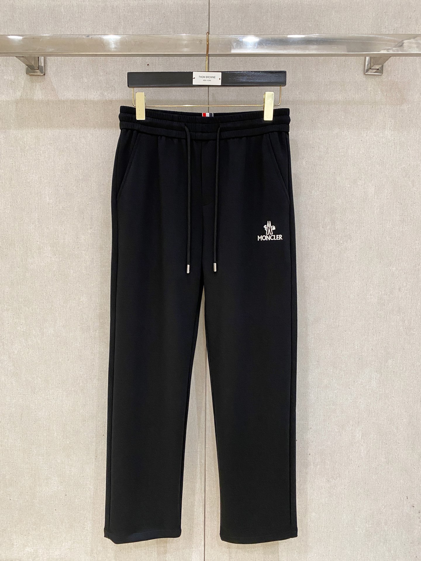 NO:871989,New type of casual pants with mouth covering, high-end version!  Custom-made fabrics at the counter are highly breathable and comfortable, with impeccable details and brand element design concepts, reflecting high quality. It feels delicate and soft!  It presents a casual cut and the upper body shape is awesome!  Size: M-3XL 26,,Moncler,19860909蒙口新款休闲裤 高端版本！专柜定制面料 透气舒适度高,细节无可挑剔,品牌元素设计理念,体现高品质.手感细腻柔软！呈现休闲裁剪,上身版型超赞！码数: M-3XL 26,,Moncler,,Men's clothing