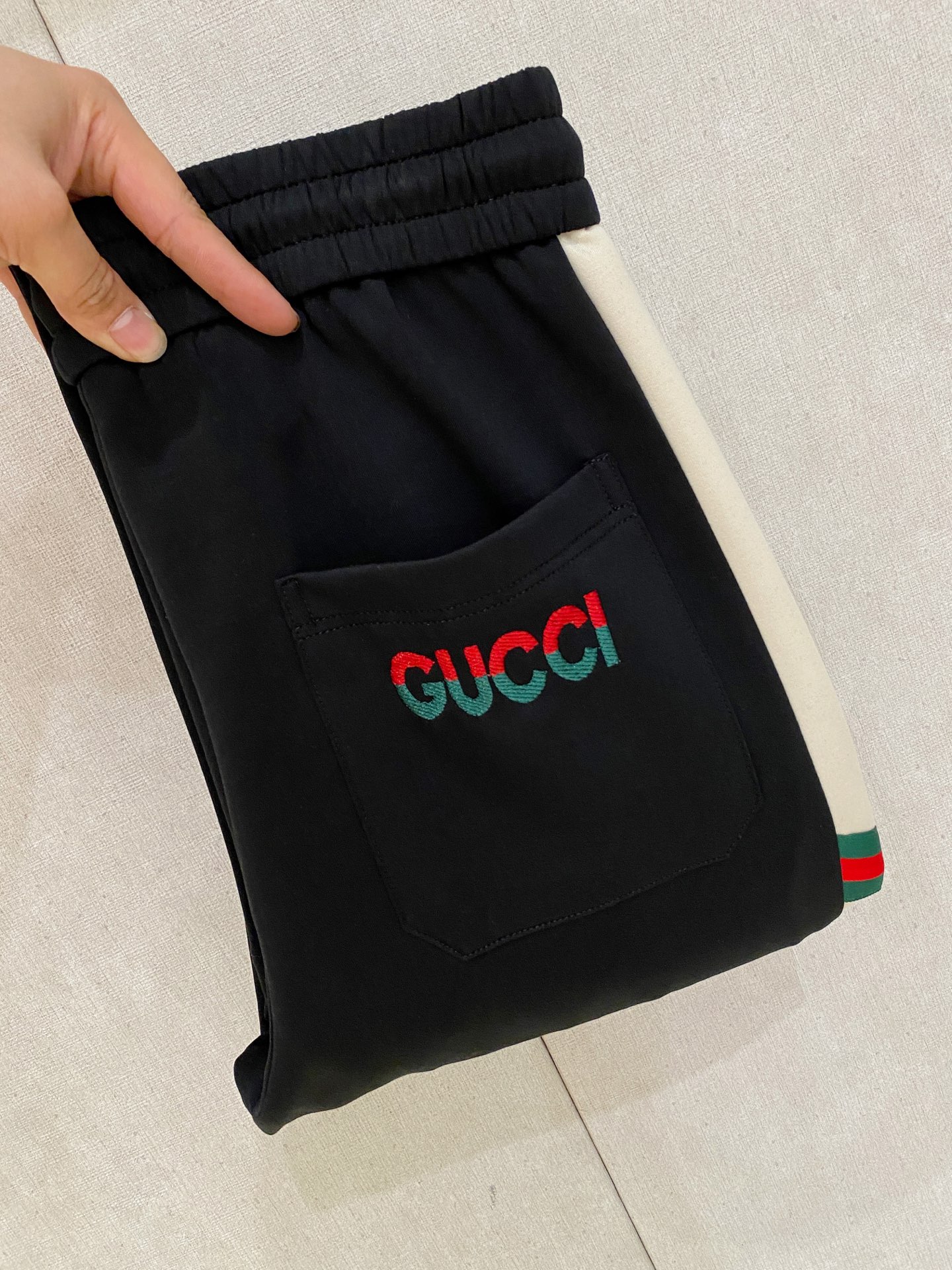 NO:872010,Gucci's new casual pants, high-end version!  Custom-made fabrics at the counter are highly breathable and comfortable, with impeccable details and brand element design concepts, reflecting high quality. It feels delicate and soft!  It presents a casual cut and the upper body shape is awesome!  Size: M-3XL 26,,19860909古奇新款休闲裤 高端版本！专柜定制面料 透气舒适度高,细节无可挑剔,品牌元素设计理念,体现高品质.手感细腻柔软！呈现休闲裁剪,上身版型超赞！码数: M-3XL 26,,,Men's clothing