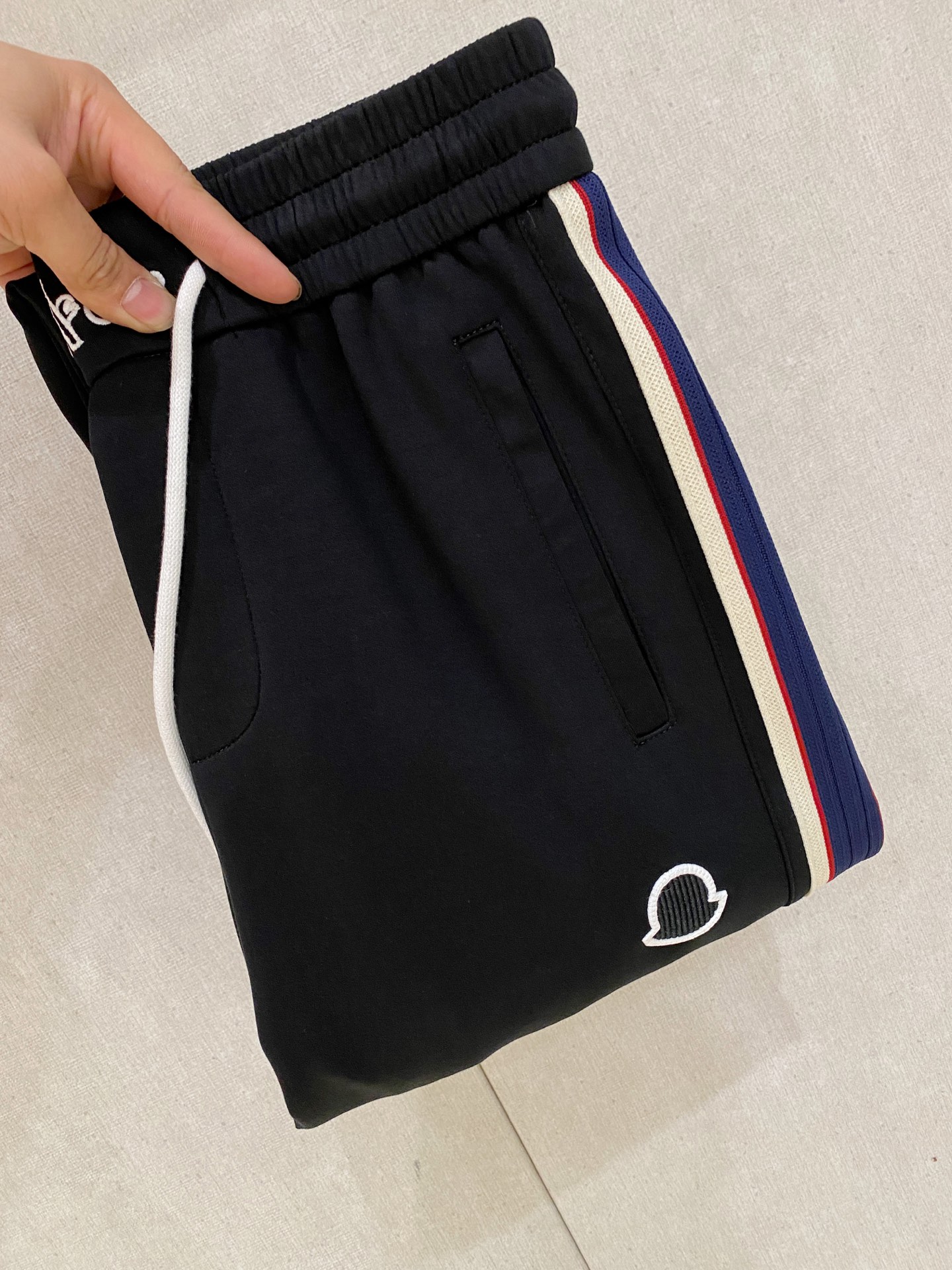 NO:872003,New type of casual pants with mouth covering, high-end version!  Custom-made fabrics at the counter are highly breathable and comfortable, with impeccable details and brand element design concepts, reflecting high quality. It feels delicate and soft!  It presents a casual cut and the upper body shape is awesome!  Size: M-3XL 26,,Moncler,19860909蒙口新款休闲裤 高端版本！专柜定制面料 透气舒适度高,细节无可挑剔,品牌元素设计理念,体现高品质.手感细腻柔软！呈现休闲裁剪,上身版型超赞！码数: M-3XL 26,,Moncler,,Men's clothing