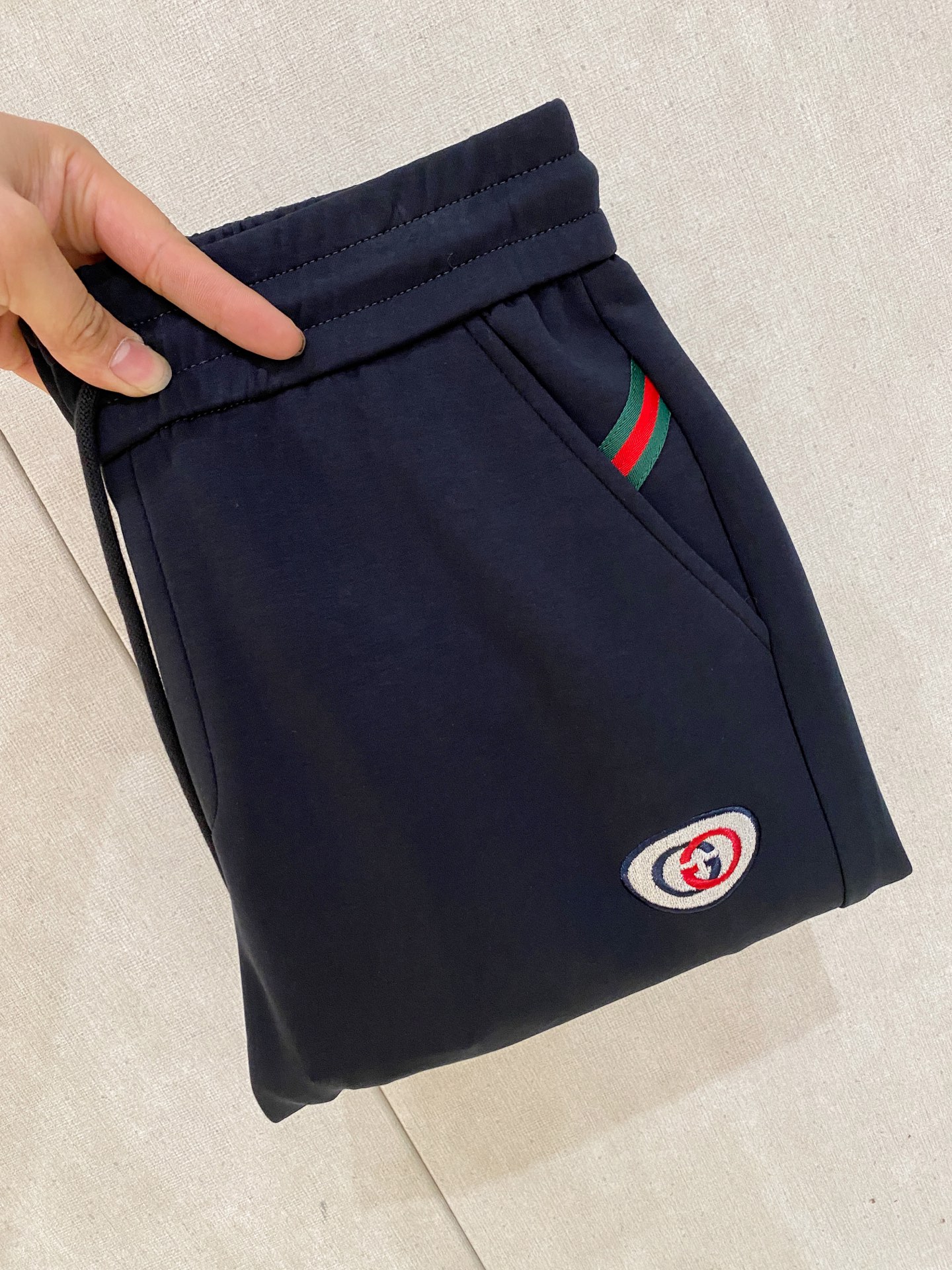 NO:871980,Gucci new casual pants high-end version!  Custom-made fabrics at the counter are highly breathable and comfortable, with impeccable details and brand element design concepts, reflecting high quality. It feels delicate and soft!  It presents a casual cut and the upper body shape is awesome!  Blue black code number: M-3XL 26,,19860909古奇 新款休闲裤 高端版本！专柜定制面料 透气舒适度高,细节无可挑剔,品牌元素设计理念,体现高品质.手感细腻柔软！呈现休闲裁剪,上身版型超赞！蓝色黑色码数: M-3XL 26,,,Men's clothing