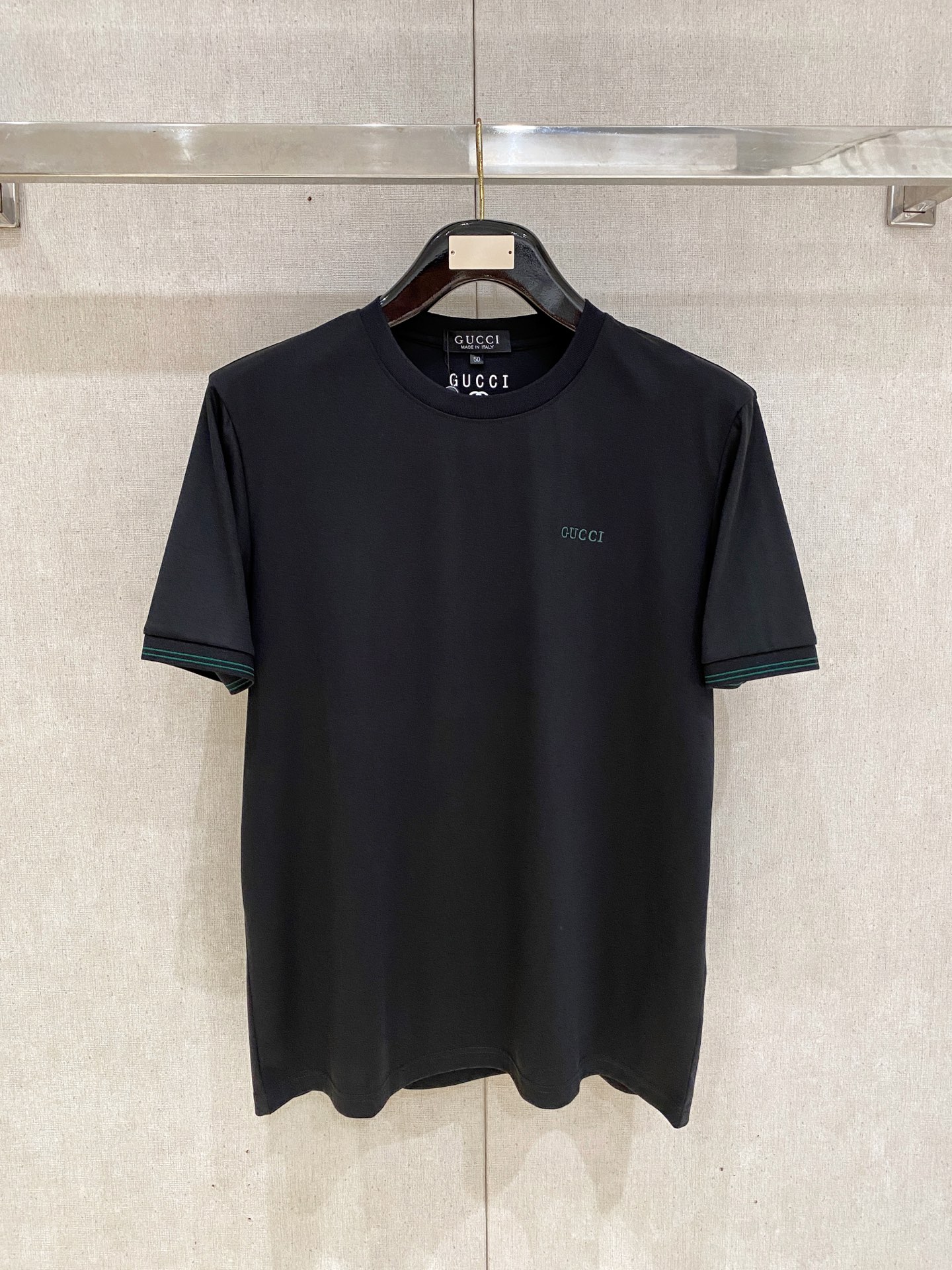 NO:840884,古驰 2026ss夏季新款字母logo男士翻领Polo衫！  Classic business men's style, the ceiling-level business men's style of high-end men's clothing!  Simple and fashionable yet elegant, it looks great when worn alone, and quality control/details control can be taken away with your eyes closed. It is low-key, luxurious and connotative!  The custom-woven mesh pique cotton fabric supplied by the customer is carefully made. The mesh texture is evenly arranged on the surface of the fabric. It has excellent breathability and heat dissipation and perspiration. The upper body comfort is completely better than ordinary single-sided jersey tissue!  The classic brand LOGO on the chest is made with top-notch craftsmanship. The LOGO is three-dimensional, clear and full, and has extraordinary texture. Whether it is worn as an inner layer or worn alone, it is a classic product!  The exquisite tailoring process, every detail is handled very standard and delicately, which cannot be compared with other low-end products on the market. It is a must-have basic and versatile Polo shirt for men!  Various colors, sizes M-4xl,,gucci,19860909古驰 2026ss夏季新款字母logo男士翻领Polo衫！经典商务男款,高端男装的天花板级别的商务男款！简约时尚大气不失优雅,单穿内搭体面过人,品质控/细节控的闭眼带走,低调又奢华有内涵！ 客供定织网眼珠地棉布精心制成,面料表面排列均匀整齐的网眼纹理,透气性和散热排汗性极佳,上身舒适程度完全优于普通单面汗布组织！胸前经典的品牌LOGO标识,采用顶级工艺打造,LOGO立体清晰饱满,质感非凡的特质,无论是内搭还是单穿都是一款经典领域的产品！精妙绝伦的裁剪工艺,每一个细节处理的非常标准细腻,非市面一般LOW货可以媲美的,男士必入基础百搭款Polo衫推荐！ 颜色多颜色 尺码M-4xl,,gucci,,Men's clothing