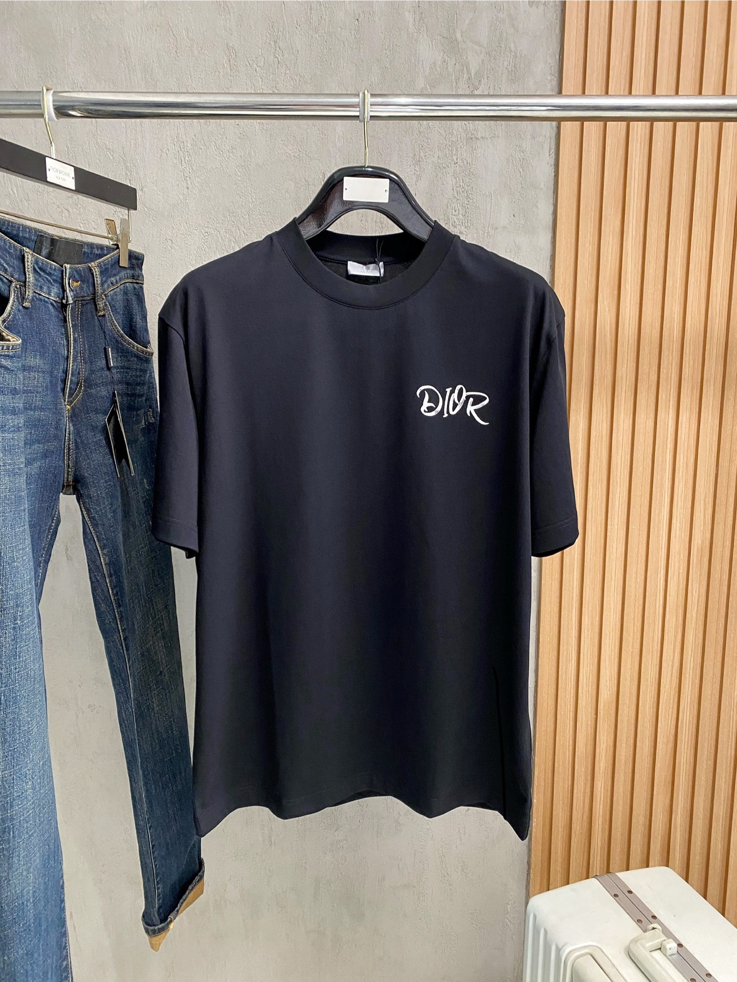 NO:843974,Dior loose fit pure cotton latest fabric classic logo pattern logo fashion simple trendy short sleeves, top quality counter original short sleeves, top production technology imported fabrics, counter style unique design, using imported high-end custom fabrics. Official website for sale!  Fabric pattern is great, size M-3Xl, dior, T-shirt,19860909迪奥 宽松版型纯棉最新面料经典标识图案logo时尚简约潮流短袖,最顶级的品质专柜原单短袖,顶级制作工艺进口面料,专柜款独特设计,采用进口高端订制面料.官网在售！面料版型超赞 码数 M-3Xl,,dior,T-shirt,,Men's clothing