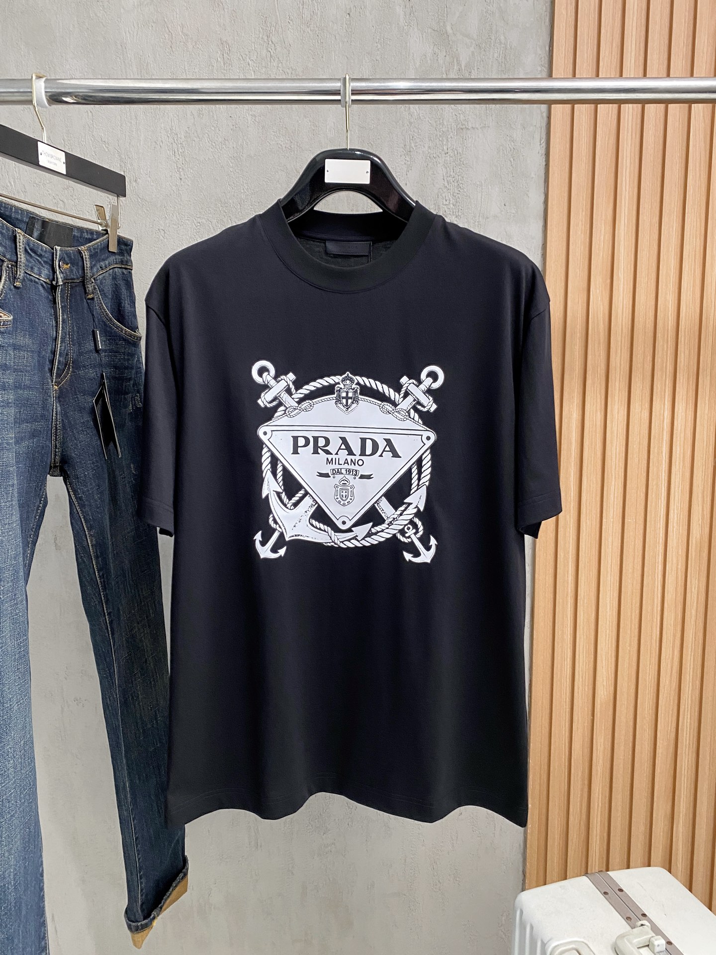 NO:843958,Prada loose fit pure cotton latest fabric classic logo pattern fashion simple trendy short sleeves, top quality counter original short sleeves, top production technology imported fabrics, counter style unique design, using imported high-end custom fabrics. Official website for sale!  Fabric pattern is great, size M-3Xl, prada, T-shirt,19860909普拉达 宽松版型纯棉最新面料经典标识图案logo时尚简约潮流短袖,最顶级的品质专柜原单短袖,顶级制作工艺进口面料,专柜款独特设计,采用进口高端订制面料.官网在售！面料版型超赞 码数 M-3Xl,,prada,T-shirt,,Men's clothing