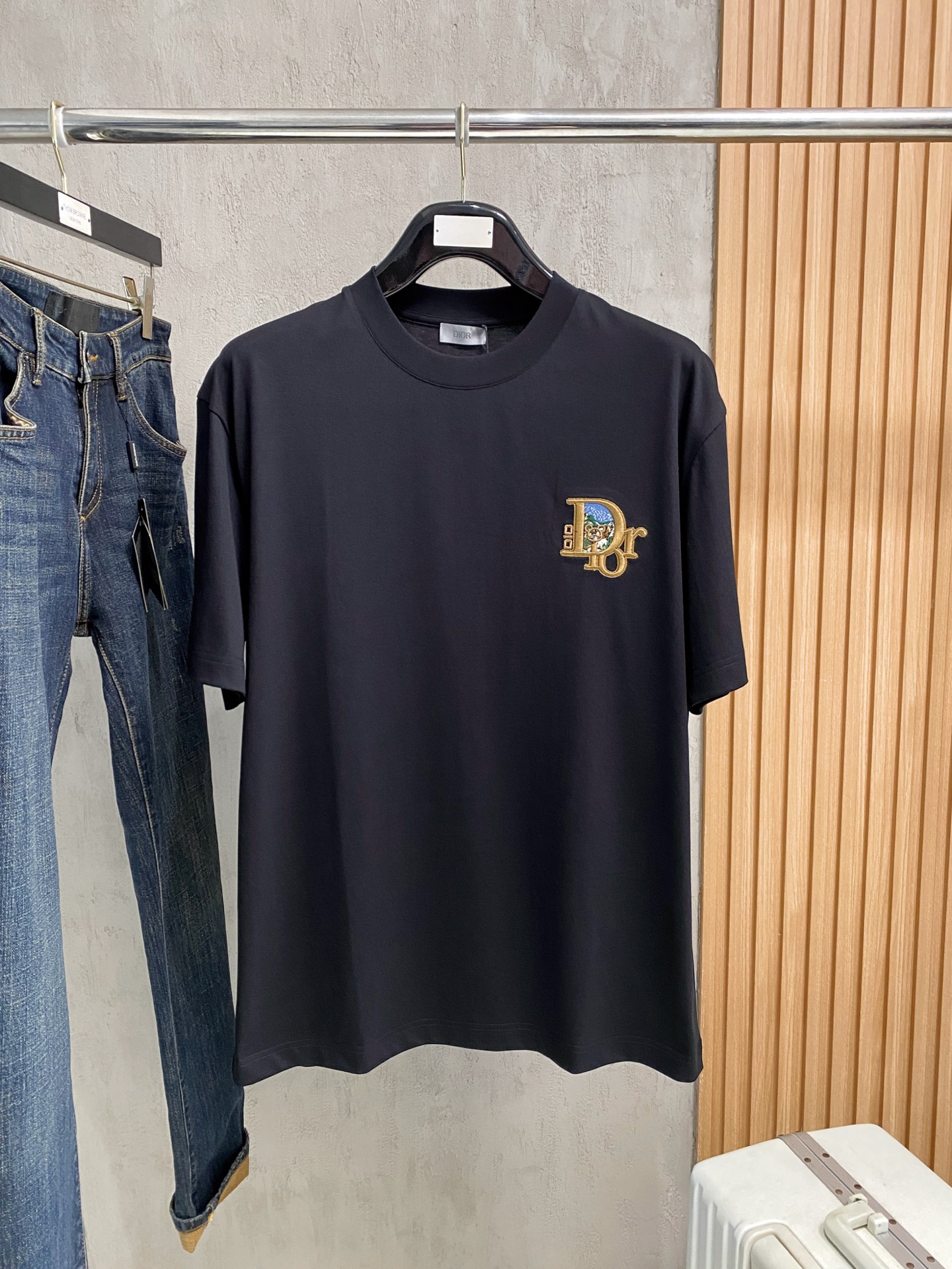 NO:843953,Dior loose fit pure cotton latest fabric classic logo pattern logo fashion simple trendy short sleeves, top quality counter original short sleeves, top production technology imported fabrics, counter style unique design, using imported high-end custom fabrics. Official website for sale!  Fabric pattern is great, size M-3Xl, dior, T-shirt,19860909迪奥 宽松版型纯棉最新面料经典标识图案logo时尚简约潮流短袖,最顶级的品质专柜原单短袖,顶级制作工艺进口面料,专柜款独特设计,采用进口高端订制面料.官网在售！面料版型超赞 码数 M-3Xl,,dior,T-shirt,,Men's clothing