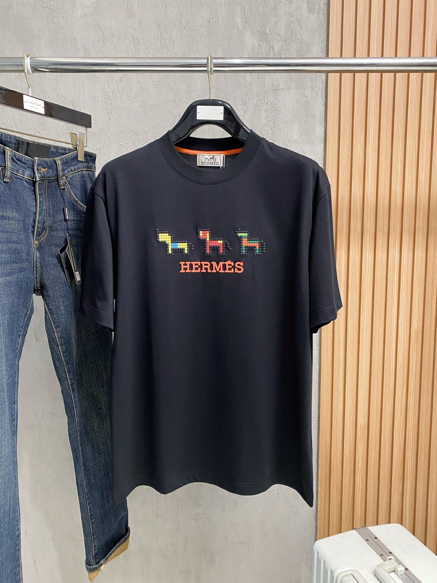 NO:843938,Hermès loose fit pure cotton latest fabric classic logo pattern logo fashion simple trendy short sleeves, top quality counter original short sleeves, top production technology imported fabrics, counter style unique design, using imported high-end custom fabrics. Official website for sale!  Fabric style is great, size M-3Xl, hermes, T-shirt,19860909爱马仕 宽松版型纯棉最新面料经典标识图案logo时尚简约潮流短袖,最顶级的品质专柜原单短袖,顶级制作工艺进口面料,专柜款独特设计,采用进口高端订制面料.官网在售！面料版型超赞 码数 M-3Xl,,hermes,T-shirt,,Men's clothing