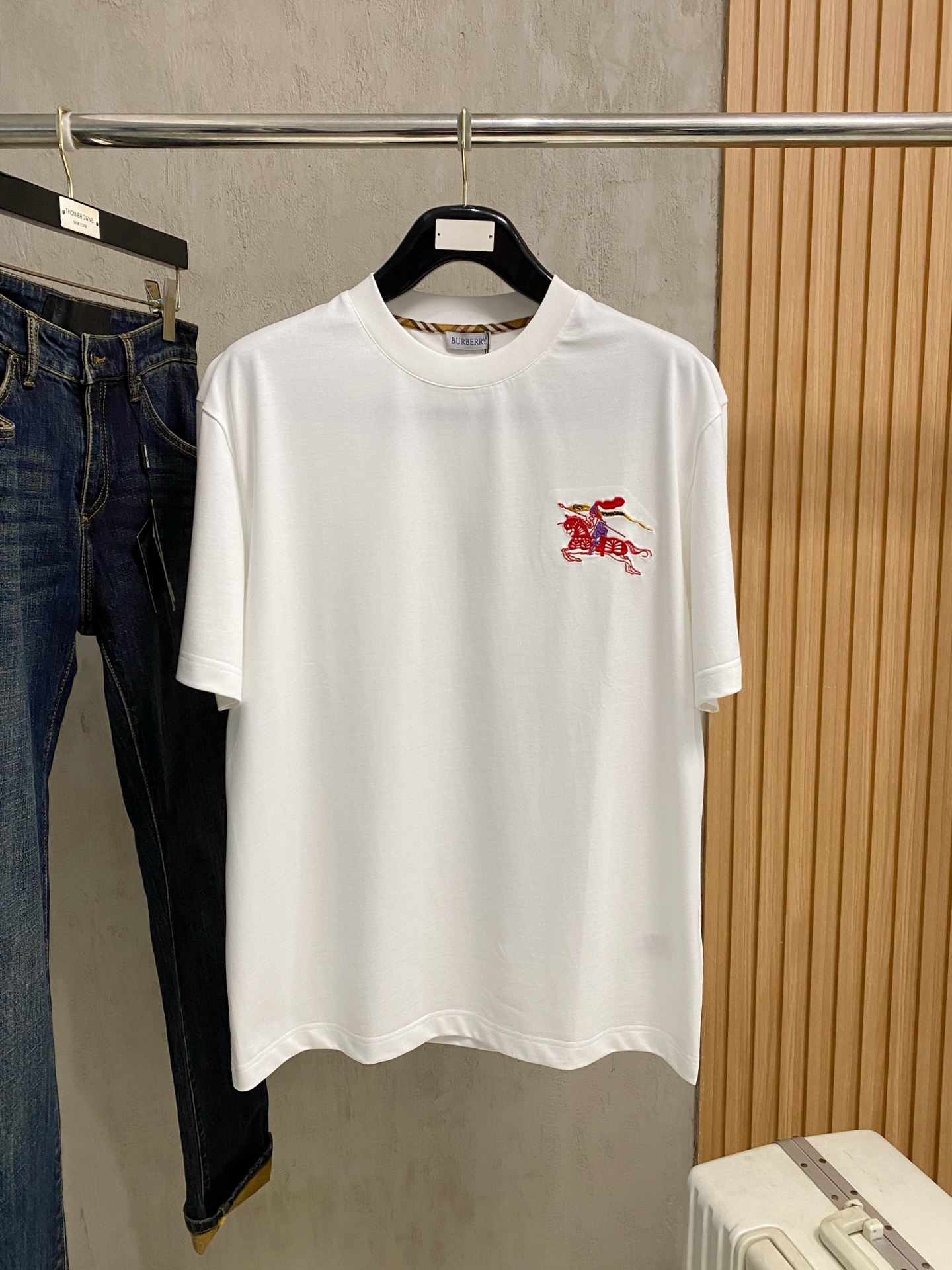 NO:843963,Burberry loose fit pure cotton latest fabric classic logo pattern logo fashion simple trendy short sleeves, top quality counter original short sleeves, top production technology imported fabrics, counter style unique design, using imported high-end custom fabrics. Official website for sale!  Fabric style is great, size M-3Xl, burberry, T-shirt,19860909巴宝莉 宽松版型纯棉最新面料经典标识图案logo时尚简约潮流短袖,最顶级的品质专柜原单短袖,顶级制作工艺进口面料,专柜款独特设计,采用进口高端订制面料.官网在售！面料版型超赞 码数 M-3Xl,,burberry,T-shirt,,Men's clothing
