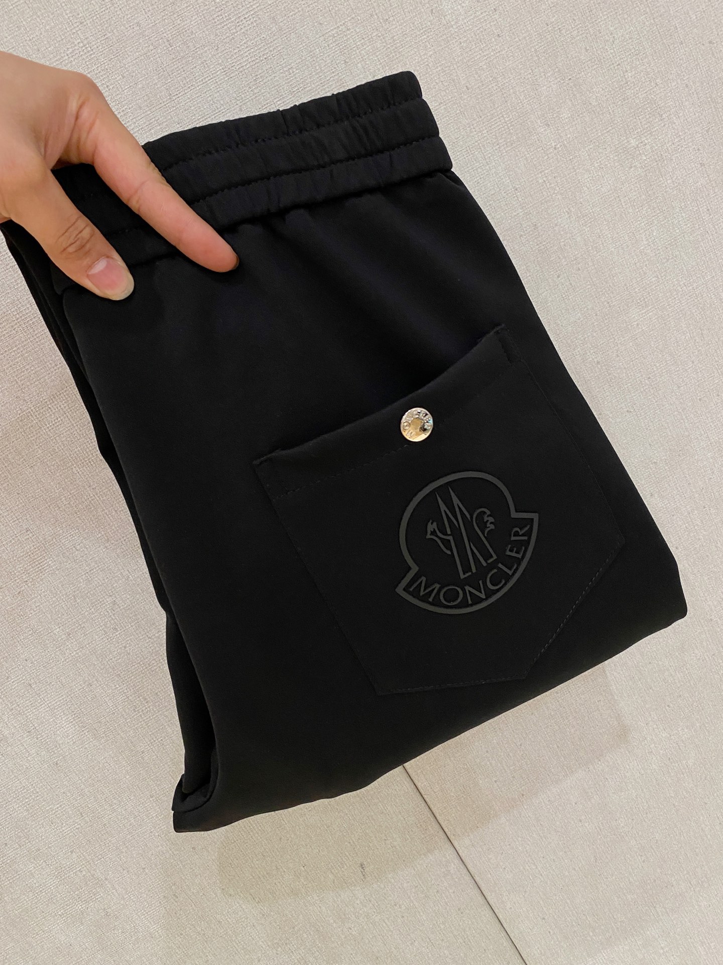 NO:871971,New type of casual pants with mouth covering, high-end version!  Custom-made fabrics at the counter are highly breathable and comfortable, with impeccable details and brand element design concepts, reflecting high quality. It feels delicate and soft!  It presents a casual cut and the upper body shape is awesome!  Size: M-3XL 26,,Moncler,19860909蒙口新款休闲裤 高端版本！专柜定制面料 透气舒适度高,细节无可挑剔,品牌元素设计理念,体现高品质.手感细腻柔软！呈现休闲裁剪,上身版型超赞！码数: M-3XL 26,,Moncler,,Men's clothing