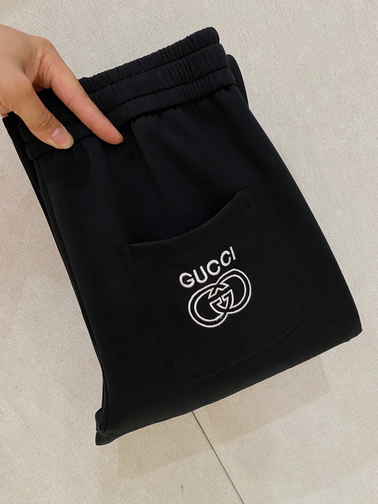 NO:871964,Gucci's new casual pants, high-end version!  Custom-made fabrics at the counter are highly breathable and comfortable, with impeccable details and brand element design concepts, reflecting high quality. It feels delicate and soft!  It presents a casual cut and the upper body shape is awesome!  Size: M-3XL 26,,19860909古奇新款休闲裤 高端版本！专柜定制面料 透气舒适度高,细节无可挑剔,品牌元素设计理念,体现高品质.手感细腻柔软！呈现休闲裁剪,上身版型超赞！码数: M-3XL 26,,,Men's clothing