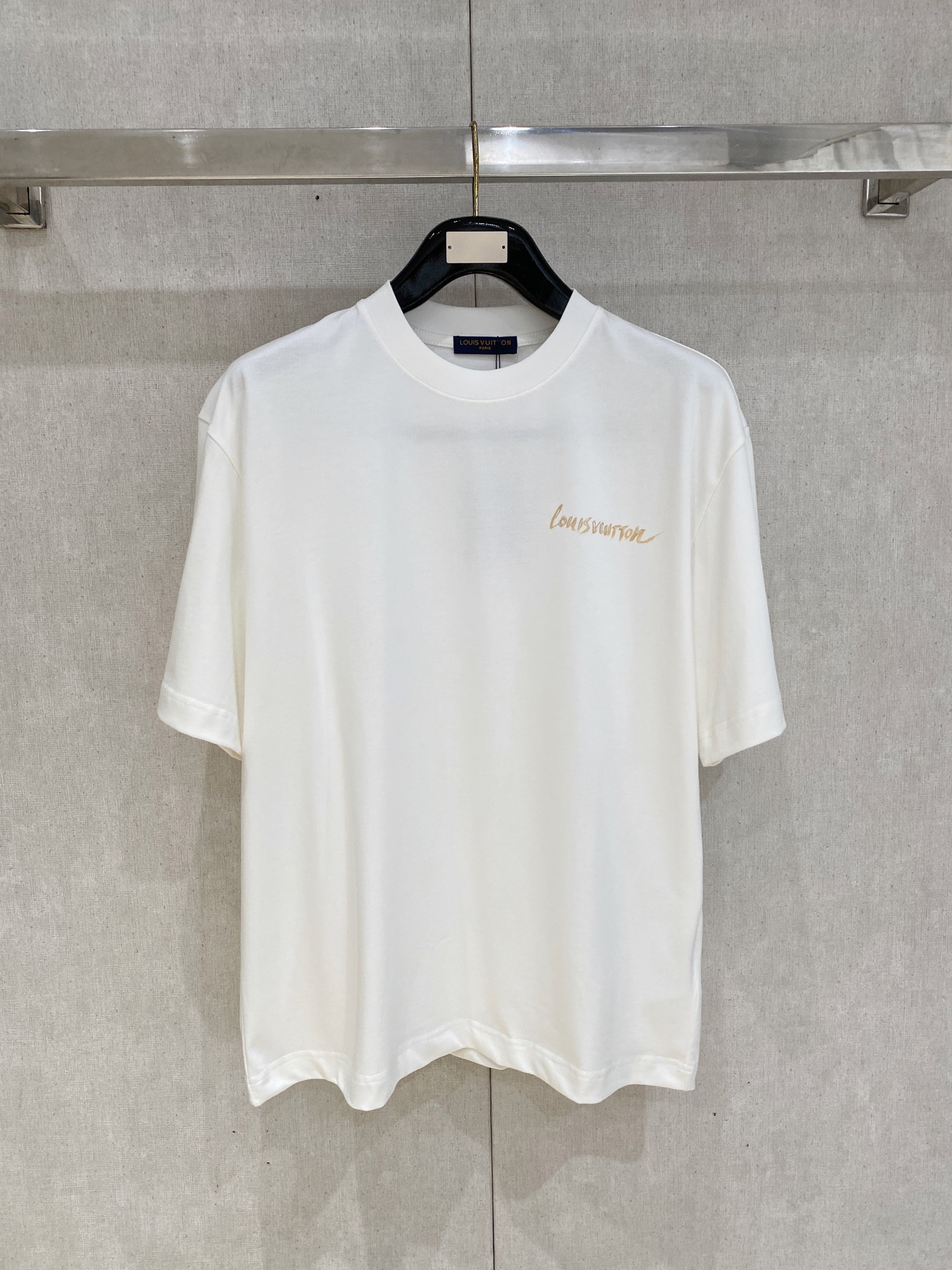NO:848204,LV loose fit pure cotton latest fabric classic logo pattern logo fashion simple trend short sleeves, the highest quality counter original short sleeves, top production technology imported fabrics, counter style unique design, using imported high-end custom fabrics. Official website for sale!  The fabric pattern is great and the size is... black and white M-2XL, can wear up to 200 pounds. Please state your height and weight when ordering, Louis Vuitton, T-shirt,19860909LV 宽松版型纯棉最新面料经典标识图案logo时尚简约潮流短袖,最顶级的品质专柜原单短袖,顶级制作工艺进口面料,专柜款独特设计,采用进口高端订制面料.官网在售！面料版型超赞 码数..黑白色 M-2XL 最大可穿200斤下单报身高体重,,louis vuitton,T-shirt,,Men's clothing