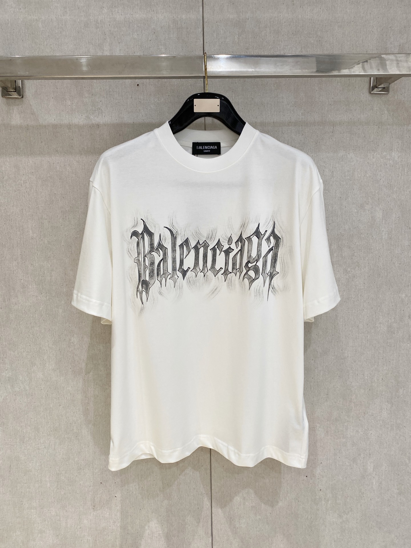 NO:848206,Balenciaga loose fit pure cotton latest fabric classic logo pattern logo fashion simple trendy short sleeves, top quality counter original short sleeves, top production technology imported fabrics, counter style unique design, using imported high-end custom fabrics. Official website for sale!  The fabric pattern is great. The size is black and white. M-2XL. Can wear up to 200 pounds. Please state your height and weight when ordering, balenciaga, T-shirt,19860909巴黎世家 宽松版型纯棉最新面料经典标识图案logo时尚简约潮流短袖,最顶级的品质专柜原单短袖,顶级制作工艺进口面料,专柜款独特设计,采用进口高端订制面料.官网在售！面料版型超赞 码数..黑白色 M-2XL 最大可穿200斤下单报身高体重,,balenciaga,T-shirt,,Men's clothing