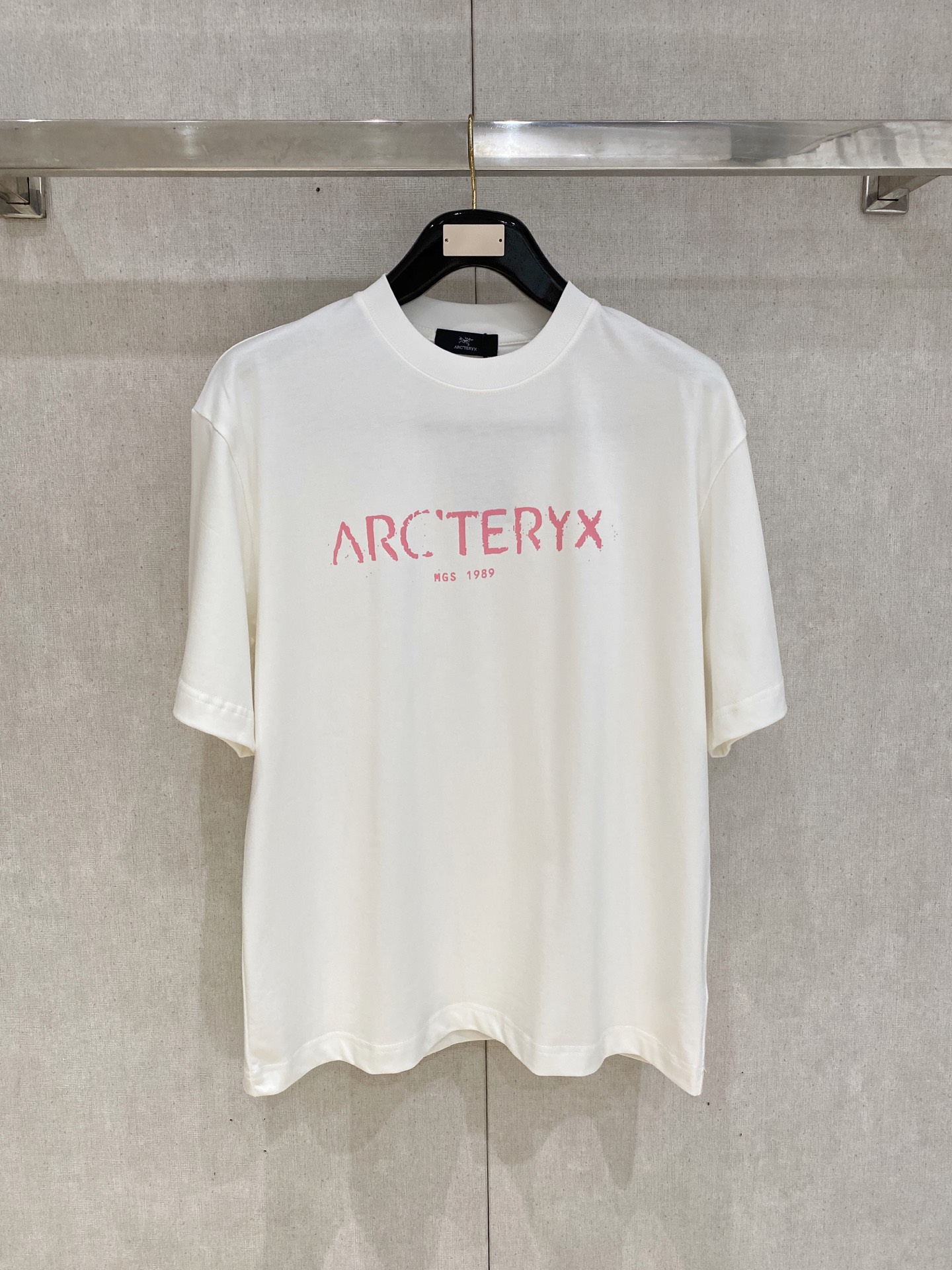 NO:848208,Arc'teryx loose fit pure cotton latest fabric classic logo pattern logo fashion simple trendy short sleeves, top quality counter original short sleeves, top production technology imported fabrics, counter style unique design, using imported high-end custom fabrics. Official website for sale!  The fabric pattern is great, the size is... black and white M-2XL, can wear up to 200 pounds. Please state your height and weight when ordering, arc'teryx, T-shirt,19860909始祖鸟 宽松版型纯棉最新面料经典标识图案logo时尚简约潮流短袖,最顶级的品质专柜原单短袖,顶级制作工艺进口面料,专柜款独特设计,采用进口高端订制面料.官网在售！面料版型超赞 码数..黑白色 M-2XL 最大可穿200斤下单报身高体重,arc'teryx,T-shirt,,Men's clothing