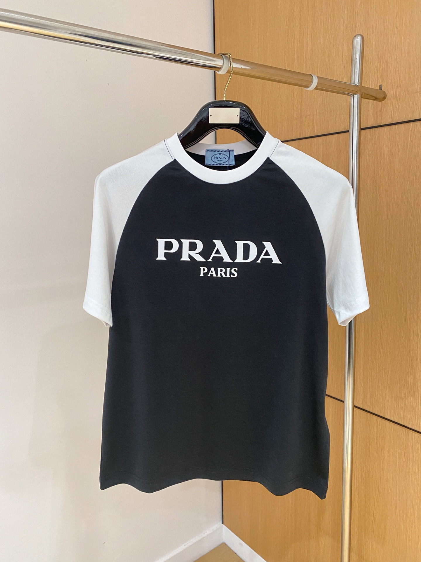 NO:774044,'PRADA' VIP advanced customization!  2026 spring and summer new short-sleeved. This T-shirt is a new product in the summer men's wear series. It is carefully made of imported fabrics with mercerized technology and has a heavy three-dimensional logo to add a casual style. Size M-3XL Recommended reference M120 catties or less (including 120 catties) L121-140 catties XL141-160 catties 2XL161-180 catties  3XL181—200 pounds,,prada,prada,T-shirt,tees,t-shirt,19860909《普拉达 PRADA》VIP高级定制！ 2026春夏季新款短袖.这款T恤是夏季男装系列新品,采用丝光工艺进口面料精心制作,重工立体Logo,增添休闲风范.码数 M-3XL 推荐参考 M120斤以内（含120斤） L121—140斤 XL141—160斤 2XL161—180斤 3XL181—200斤,,prada,prada,T-shirt,tees，t-shirt,,Men's clothing
