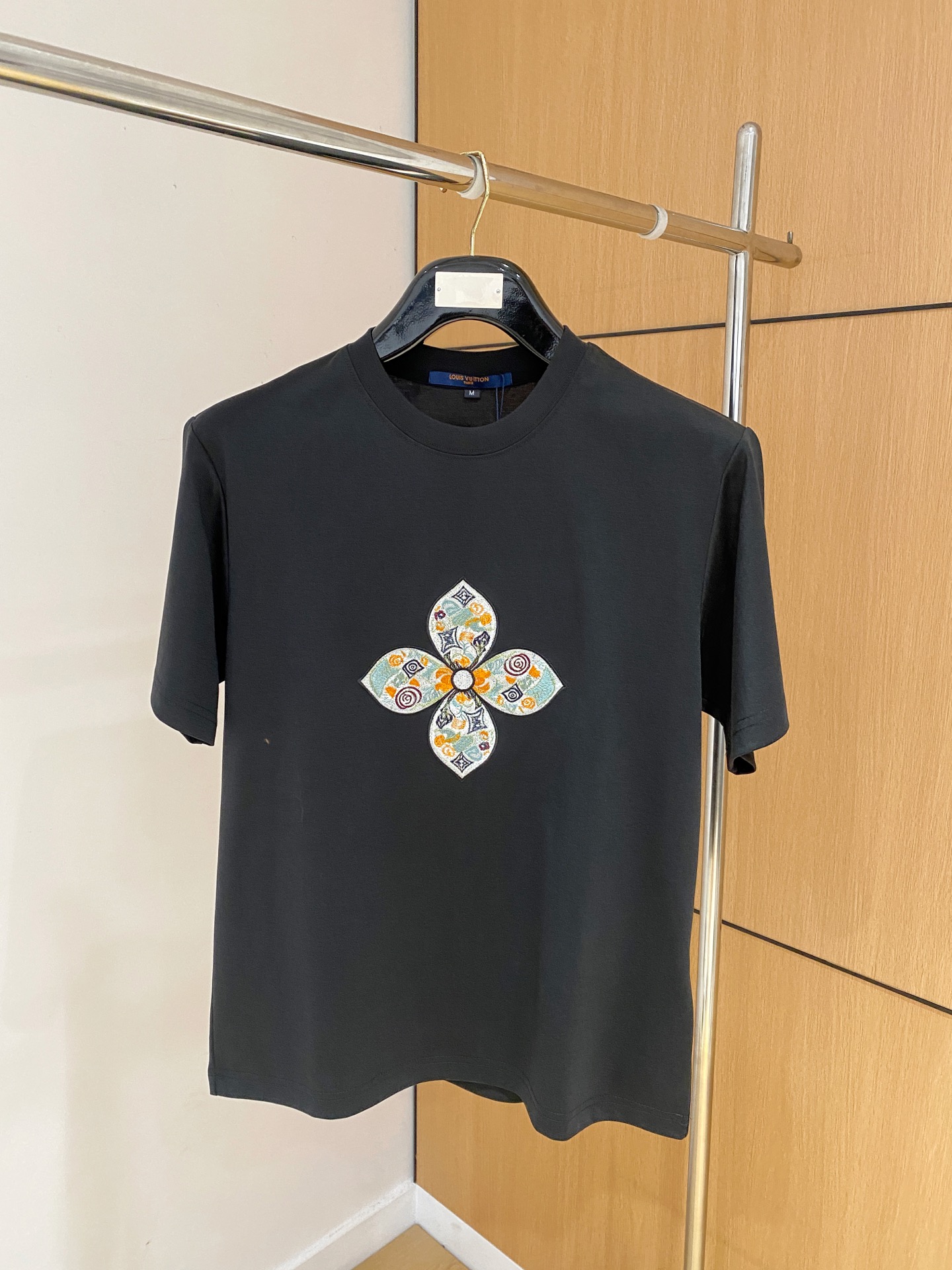 NO:774041,'Louis Vuitton LV' VIP advanced customization!  2026 spring and summer new short-sleeved. This T-shirt is a new product in the summer men's series. It is carefully made of imported fabrics with mercerized technology and has a heavy three-dimensional logo to add a casual style. Size M-3XL Recommended reference M120 catties or less (including 120 catties) L121-140 catties XL141-160 catties 2XL161-180 catties 3XL181-200 catties,,louis  vuitton,louis vuitton,T-shirt,tees,t-shirt,19860909《路易威登 LV》VIP高级定制！ 2026春夏季新款短袖.这款T恤是夏季男装系列新品,采用丝光工艺进口面料精心制作,重工立体Logo,增添休闲风范.码数 M-3XL 推荐参考 M120斤以内（含120斤） L121—140斤 XL141—160斤 2XL161—180斤 3XL181—200斤,,louis vuitton,louis vuitton,T-shirt,tees，t-shirt,,Men's clothing