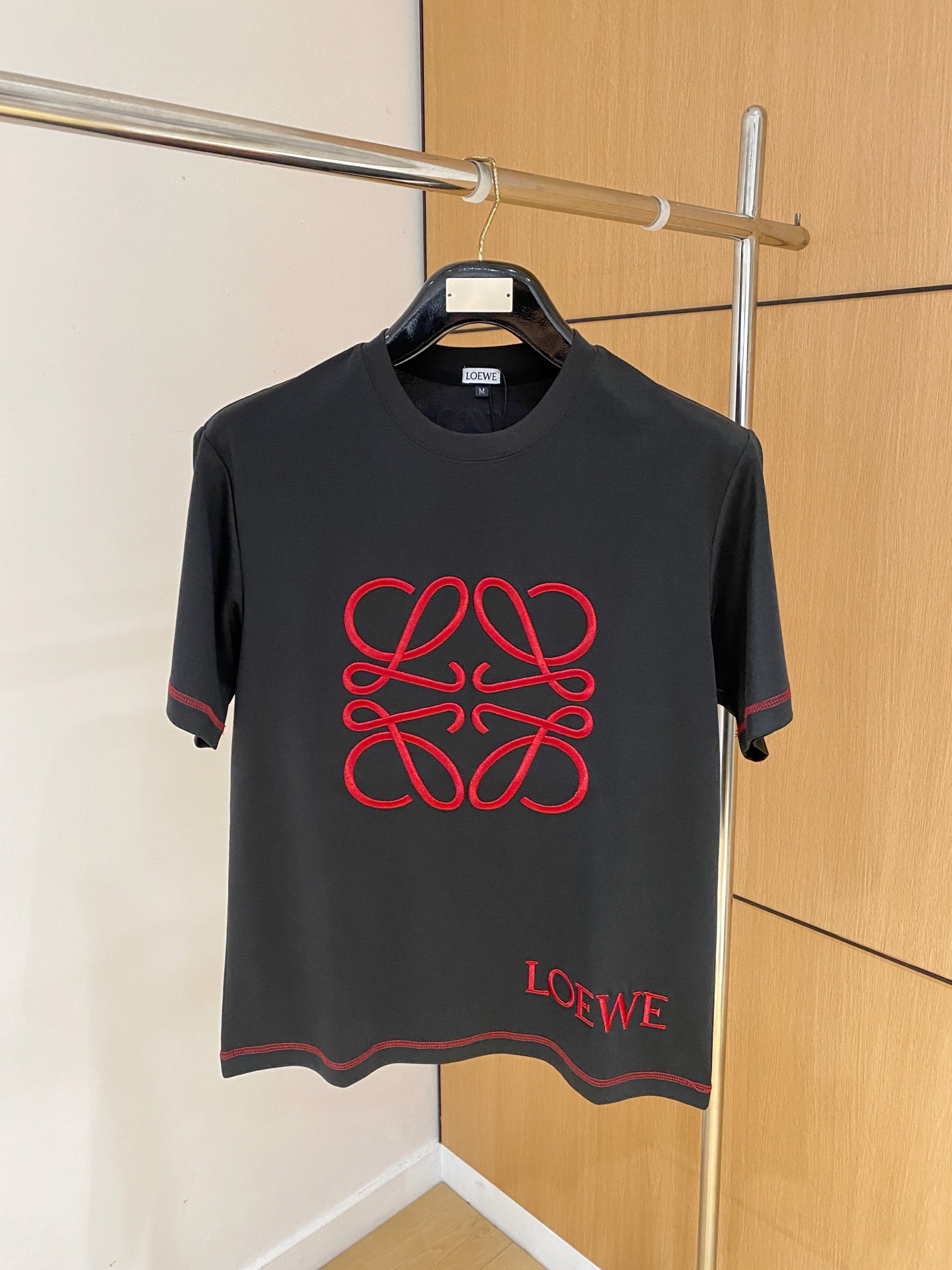 NO:774043,'LOEWE' VIP advanced customization!  2026 spring and summer new short-sleeved. This T-shirt is a new product in the summer men's wear series. It is carefully made of imported fabrics with mercerized technology and has a heavy three-dimensional logo to add a casual style. Size M-3XL Recommended reference M120 catties or less (including 120 catties) L121-140 catties XL141-160 catties 2XL161-180 catties  3XL181—200 pounds,,loewe,loewe,T-shirt,tees,t-shirt,19860909《罗意威 LOEWE》VIP高级定制！ 2026春夏季新款短袖.这款T恤是夏季男装系列新品,采用丝光工艺进口面料精心制作,重工立体Logo,增添休闲风范.码数 M-3XL 推荐参考 M120斤以内（含120斤） L121—140斤 XL141—160斤 2XL161—180斤 3XL181—200斤,,loewe,loewe,T-shirt,tees，t-shirt,,Men's clothing