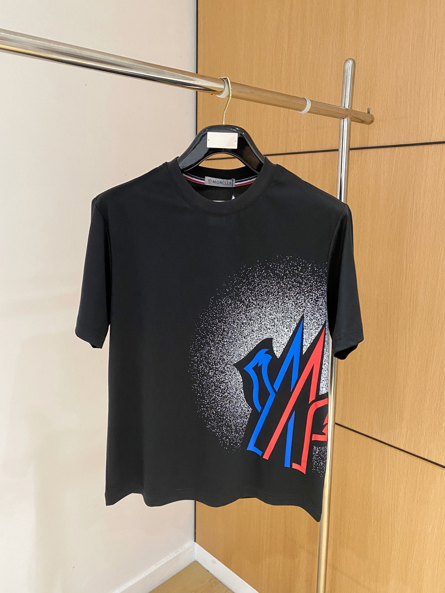 NO:774050,'Moncler' VIP advanced customization!  2026 spring and summer new short-sleeved. This T-shirt is a new product in the summer men's wear series. It is carefully made of imported fabrics with mercerized technology and has a heavy three-dimensional logo to add a casual style. Size M-3XL Recommended reference M120 catties or less (including 120 catties) L121-140 catties XL141-160 catties 2XL161-180 catties  3XL181—200 pounds,,Moncler,T-shirt,tees,t-shirt,19860909《蒙口 Moncler》VIP高级定制！ 2026春夏季新款短袖.这款T恤是夏季男装系列新品,采用丝光工艺进口面料精心制作,重工立体Logo,增添休闲风范.码数 M-3XL 推荐参考 M120斤以内（含120斤） L121—140斤 XL141—160斤 2XL161—180斤 3XL181—200斤,,Moncler,T-shirt,tees，t-shirt,,Men's clothing