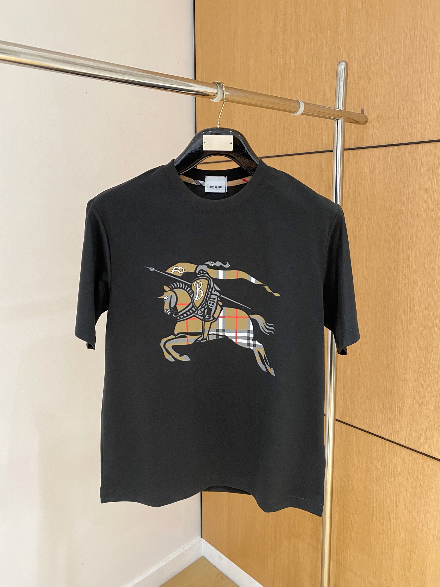 NO:774039,'Burberry' VIP advanced customization!  2026 spring and summer new short-sleeved. This T-shirt is a new product in the summer men's wear series. It is carefully made of imported fabrics with mercerized technology and has a heavy three-dimensional logo to add a casual style. Size M-3XL Recommended reference M120 catties or less (including 120 catties) L121-140 catties XL141-160 catties 2XL161-180 catties  3XL181—200 pounds,,burberry,burberry,T-shirt,tees,t-shirt,19860909《巴宝莉 Burberry》VIP高级定制！ 2026春夏季新款短袖.这款T恤是夏季男装系列新品,采用丝光工艺进口面料精心制作,重工立体Logo,增添休闲风范.码数 M-3XL 推荐参考 M120斤以内（含120斤） L121—140斤 XL141—160斤 2XL161—180斤 3XL181—200斤,,burberry,burberry,T-shirt,tees，t-shirt,,Men's clothing