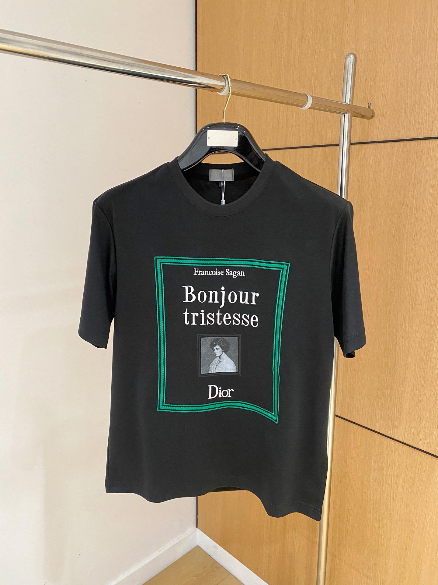 NO:774056,'Dior Dior' VIP advanced customization!  2026 spring and summer new short-sleeved. This T-shirt is a new product in the summer men's wear series. It is carefully made of imported fabrics with mercerized technology and has a heavy three-dimensional logo to add a casual style. Size M-3XL Recommended reference M120 catties or less (including 120 catties) L121-140 catties XL141-160 catties 2XL161-180 catties  3XL181—200 pounds,,dior,dior,T-shirt,tees,t-shirt,19860909《迪奥 Dior》VIP高级定制！ 2026春夏季新款短袖.这款T恤是夏季男装系列新品,采用丝光工艺进口面料精心制作,重工立体Logo,增添休闲风范.码数 M-3XL 推荐参考 M120斤以内（含120斤） L121—140斤 XL141—160斤 2XL161—180斤 3XL181—200斤,,dior,dior,T-shirt,tees，t-shirt,,Men's clothing