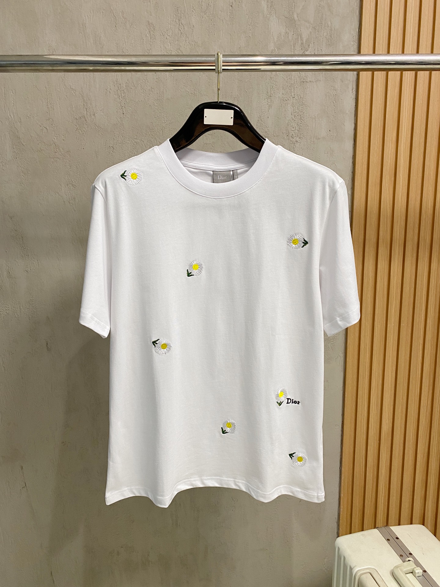 NO:834480,CD26SS new spring and summer new plain knitted cotton basic round neck short Tee, same style casual short-sleeved T-shirt for men and women with full-frame chrysanthemum pattern embroidery!  The trading company channel is rare, and it is available for sale on the official website simultaneously for 12,405RMB!  On the fashion stage, new trend elements appear every season, and this four-leaf clover embroidered T-shirt from D is undoubtedly the most dazzling star in early spring. With its unique design and excellent quality, it attracts the attention of countless fashion lovers!  This T-shirt is made of custom-made plain knitted cotton fabric. The fabric adopts advanced plain knitting technology, which makes the texture of the cloth fine and even, without any rough feeling!  When you gently touch this T-shirt, it feels like you are touching clouds. The skin-friendly and comfortable feeling spreads throughout your body instantly. It can give you the gentlest care, allowing you to forget all your worries and enjoy your comfortable time!  The green four-leaf clover pattern embroidery on the T-shirt is the soul of this dress!  The whole body is embellished with exquisite green four-leaf clover pattern embroidery, and each leaf is lifelike, as if it is an elf given by nature, with the breath of spring and vitality!  The embroidery craftsmanship is even more exquisite, the stitching is delicate and even, the lines are smooth and natural, and the shape of the four-leaf clover is perfectly presented!  Under the sunlight, the green silk threads shine softly, as if telling the story of spring!  When you put on this T-shirt, you feel like you are wearing the whole spring on your body, giving you a spring fashion effect!  Fitted and cut, it can well show the wearer's figure advantages. Whether it is a slim figure or a plump figure, it will look more charming against the backdrop of this T-shirt!  Color White, Black Size S-XXL Size Reference S Size Shoulder Width 45 Bust Length 67 M Size Shoulder Width 46 Bust 104 Length 68 L Size Shoulder Width 47 Bust Length 69 XL Size Shoulder Width 48 Bust 112 Length 70 219860909CD26SS春夏新款平纹针织棉布基础圆领短Tee,男女同款满幅菊花图案刺绣休闲短袖T恤衫！贸易公司渠道稀出,同步官网发售12405RMB！在时尚的舞台上,每一季都有新的潮流元素闪亮登场,而D家这款四叶草刺绣T恤,无疑是早春时节最耀眼的那颗明星,以其独特的设计和卓越的品质,吸引着无数时尚爱好者的目光！ 这款T恤采用客供定制平纹针织棉布,面料采用了先进的平纹针织技术,使得布面纹理细腻、均匀,没有丝毫的粗糙感！当你轻轻触摸这件T恤时,仿佛是在触摸云朵一般,那种亲肤舒适的感觉瞬间传遍全身,它都能给予你最温柔的呵护,让你忘却一切烦恼,尽情享受舒适时光！而T恤上的绿色四叶草图案刺绣,更是这件衣服的灵魂所在！通体点缀着精致的绿色四叶草图案刺绣,每一片叶子都栩栩如生,仿佛是大自然赋予的精灵,带着春天的气息和生机！刺绣的工艺更是精湛绝伦,针法细腻而均匀,线条流畅而自然,将四叶草的形态完美地呈现出来！在阳光的照耀下,绿色的丝线闪烁着柔和的光芒,仿佛在诉说着春天的故事！当你穿上这件T恤,就仿佛将整个春天穿在了身上,演绎出春季盎然的时尚效果！合身版型裁剪,它能够很好地展现出穿着者的身材优势,无论是苗条的身材还是丰满的身材,都能在这件T恤的衬托下显得更加迷人！ 颜色白色、黑色 尺码S-XXL 尺寸参考 S码肩宽45胸围衣长67 M码肩宽46胸围104衣长68 L码肩宽47胸围衣长69 XL码肩宽48胸围112衣长70 2XL码肩宽49胸围116衣长71,,dior,T-shirt,tees，t-shirt,,Men's clothing