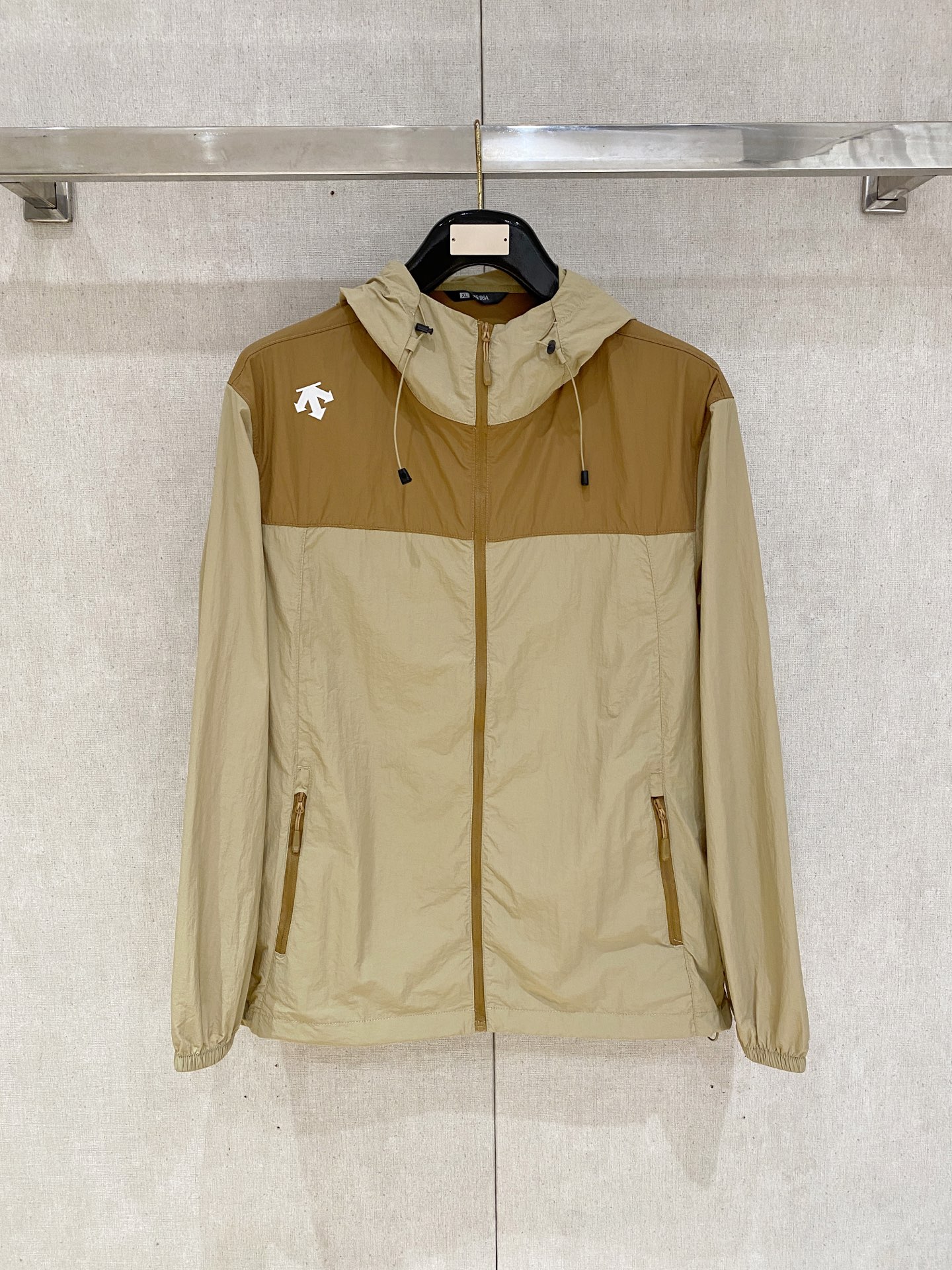 NO:841341,[New product] Descente channel boutique. 2026ss spring and summer new sportswear jacket, sun protection jacket!  The sun protection clothing is classic and adds a sense of fashion that keeps pace with the times. It is the best choice for handsome men and beautiful women. The new lightweight spun silk fiber nylon fabric is light and breathable. The quilting and dense weaving technology creates the unique thin strip structural details of the fabric, which is delicate and exquisite. It effectively prevents ultraviolet rays.  Radiant, with excellent breathability, comfortable and skin-friendly. The zipper placket and stand-up collar design add a sense of value. The logo print on the chest highlights the brand characteristics. The elastic cuffs and hem details are neat and detailed, adding a cutting-edge fashion sense. Bal*nci*ga  Tracksui's new high-end series of works creates the best sports and leisure system, the most convenient and comfortable feeling. Made of custom-supplied polyester fiber fabric, the perfect lightweight nylon model. Different from ordinary rough nylon materials, it feels smooth and delicate, light and comfortable. It has an aesthetic feeling both inside and outside.  The cutting process always maintains a perfect sports fashion and versatile shape. Pay more attention to the sporty design of versatile items! The logo design has a flawless craftsmanship, thick and full, soft and three-dimensional without being stiff, highlighting the low-key fashion and sports style. Size M-4Xl,,jackets  & coats,jackets & coats,19860909【新品】迪桑特 渠道精品.2026ss春夏新款运动服夹克防晒服外套！防晒衣经典之余增添了与时俱进的时尚感,型男靓女的最佳选择.新型轻量绢丝纤维尼龙面料,轻盈透气,绗缝密织技术造就面料的独有细条状结构细节,细腻精致.有效防止紫外线辐射,透气性绝佳,舒畅亲肤.拉链开合门襟,立领设计平添价值感取向.胸口标识印花彰显品牌特色.袖口,下摆弹力收口细节工整细致增添新锐前卫时尚感.Bal*nci*ga Tracksui全新高端系列作品,缔造最为出色的运动休闲体系,最为便捷舒适的感受.客供聚酯纤维面料打造,完美的轻质尼龙款.区别于一般的粗质尼龙质,手感质感顺滑细腻,轻盈舒适.内外兼具的美感分割裁剪工艺,时刻保持完美的运动时尚百搭造型.更加的注重运动化设计百搭单品!标识徽标设计拥有完美无瑕的工艺机制,厚实饱满,柔软立体不生硬,彰显低调的时尚运动风格.码数M-4Xl,,jackets & coats,jackets & coats,,Men's clothing