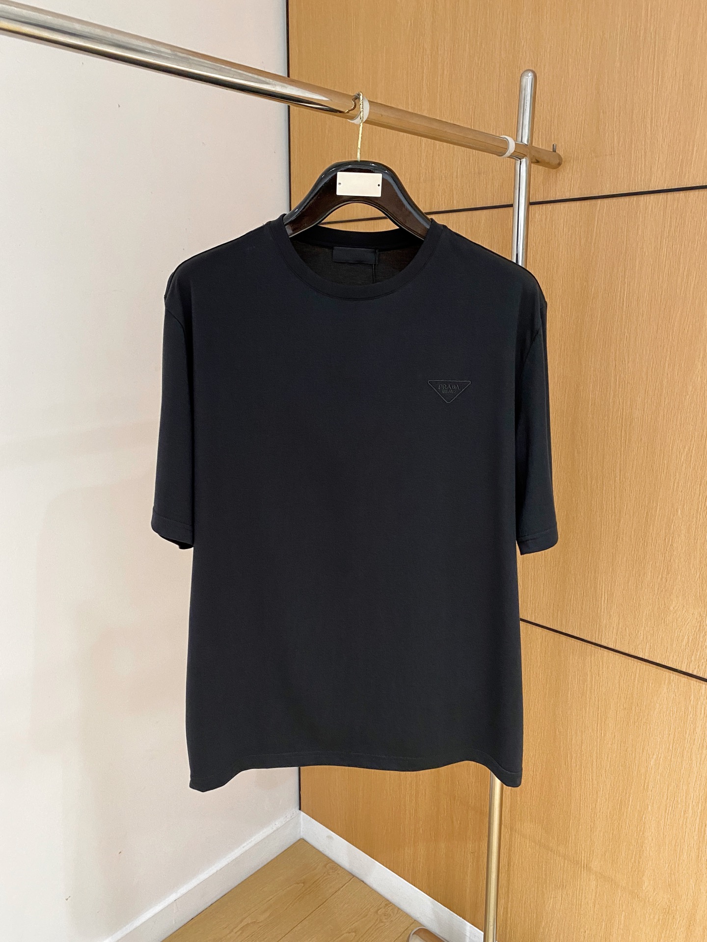 NO:827622,High version of Prada #Prada 2026 spring and summer new style debut counter, the latest short-sleeved round neck T-shirt, high-end customization, avant-garde and fashionable design!  Brand logo emphasizes craftsmanship design. High-end customized 100% cotton top-grade mercerized fabric. Soft to the touch. Comfortable to wear. Exquisite stitching at the counter level. Fine workmanship. The upper body effect is incomparably handsome!  A must-have item for a stylish man!  Size M-2XL, Prada-clothing, prada, prada, T-shirt, tees, t-shirt,19860909高版 普拉达#Prada 2026春夏新款首发专柜最新款短袖圆领T恤 高端订制 设计前卫时尚！品牌logo重工艺设计 高端定制百分百棉顶级丝光面料.手感柔软.穿着舒适.专柜级别精致车线.做工精细.上身效果无敌帅气！型男必备单品！ 码数M-2XL,普拉达-服装,prada,prada,T-shirt,tees，t-shirt,,Women's clothing