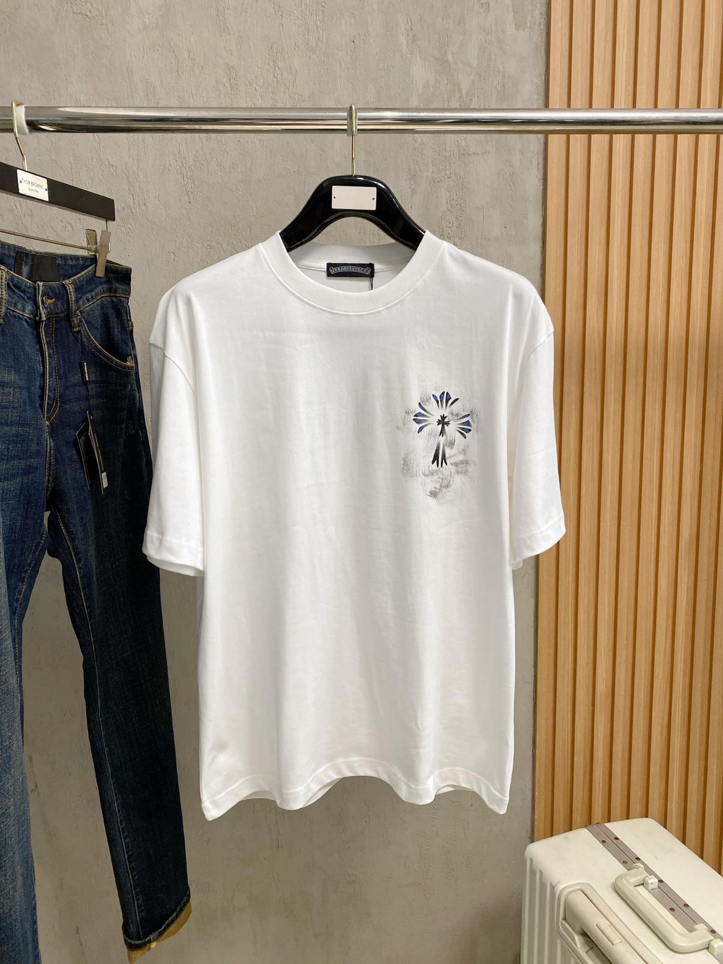 NO:865911,Croxin 2026 new double yarn pure cotton men's casual bottoming short-sleeved T-shirt!  High-end customization, high version, fashionable and versatile, loose version, original imported 300g double-ply cotton fabric, threaded cuffs, collar and hem, super soft and delicate to the touch, skin-friendly and comfortable to wear, high-end boutique. Avant-garde style, charming and comfortable, great for the upper body, men's must-have items, complete with three standards, size M-2Xl, up to 200 pounds, chrome hearts, T-shirt, tees, t-shirt,19860909克罗心 2026 新款双纱纯棉男士休闲打底短袖T恤！高端定制 高版本 时尚百搭爆款宽松版型原版进口300克双股纯棉面料 螺纹袖口.领口衣摆 手感超柔软细腻 穿着亲肤舒适 高端精品.前卫风格魅力舒适, 上身非常赞 男士必备单品 三标齐全 尺码M-2Xl 最大穿200斤,,chrome hearts,T-shirt,tees，t-shirt,,Men's clothing
