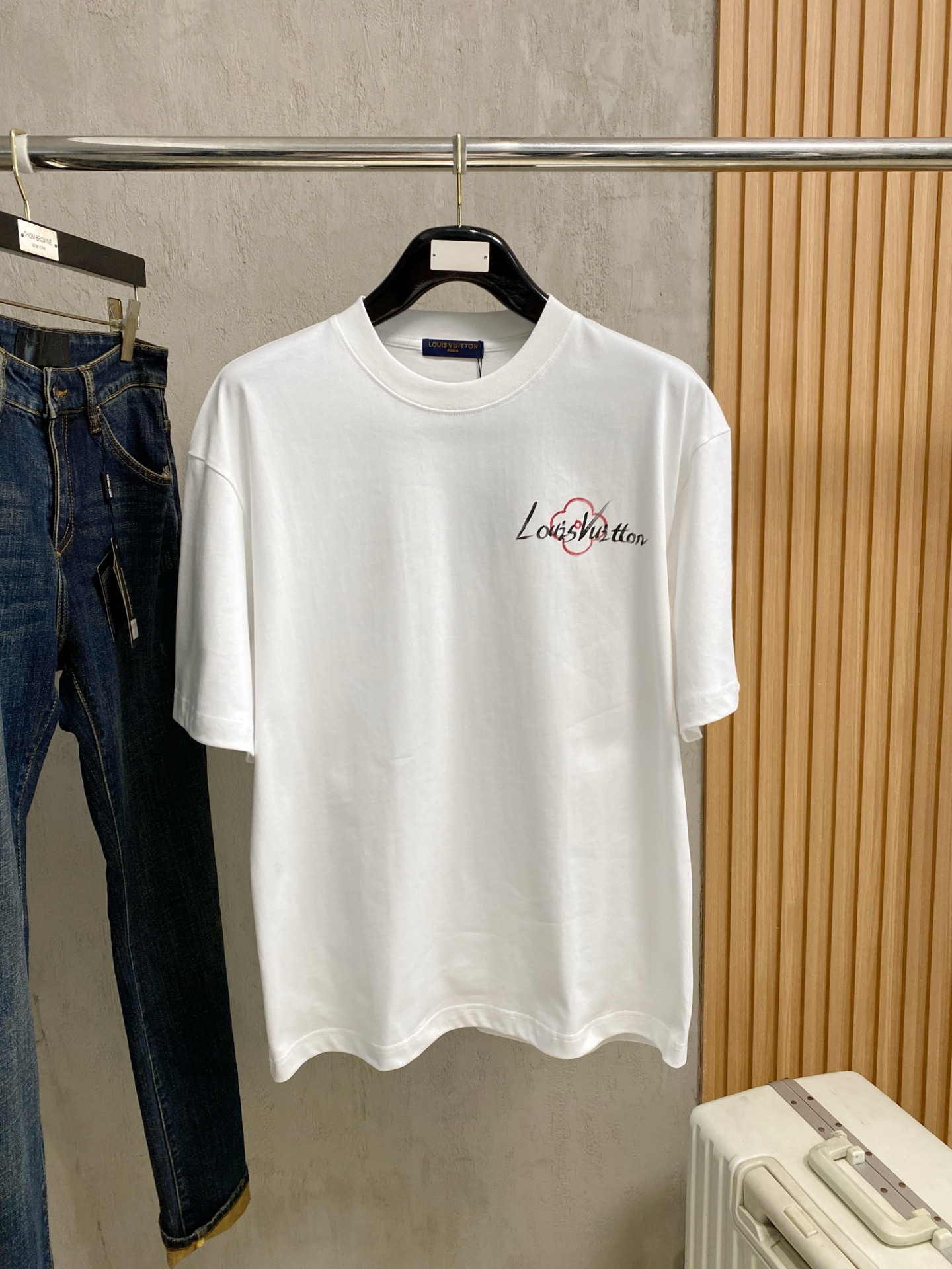 NO:865935,LV 2026 new double yarn pure cotton men's casual bottoming short-sleeved T-shirt!  High-end customization, high version, fashionable and versatile, loose version, original imported 300g double-strand pure cotton fabric, threaded cuffs, collar and hem, super soft and delicate feel, skin-friendly and comfortable to wear, high-end boutique. Avant-garde style, charming and comfortable, great for the upper body, men's must-have items, complete with three standards, size M-2Xl, maximum wear 200 pounds, louis vuitton, T-shirt, tees, t-shirt,19860909LV 2026 新款双纱纯棉男士休闲打底短袖T恤！高端定制 高版本 时尚百搭爆款宽松版型原版进口300克双股纯棉面料 螺纹袖口.领口衣摆 手感超柔软细腻 穿着亲肤舒适 高端精品.前卫风格魅力舒适, 上身非常赞 男士必备单品 三标齐全 尺码M-2Xl 最大穿200斤,,louis vuitton,T-shirt,tees，t-shirt,,Men's clothing