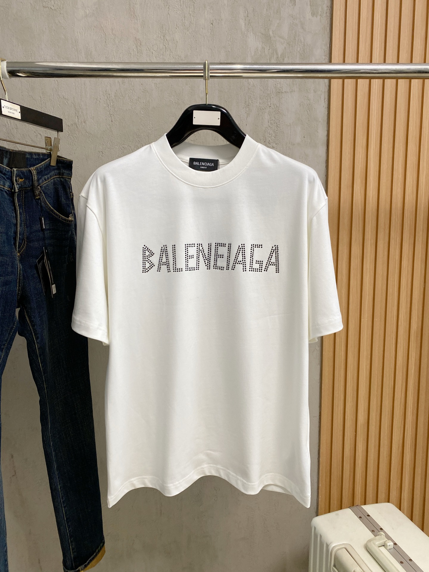 NO:865900,Balenciaga 2026 new double yarn pure cotton men's casual bottoming short-sleeved T-shirt!  High-end customization, high version, fashionable and versatile, loose version, original imported 300g double-ply cotton fabric, threaded cuffs, collar and hem, super soft and delicate to the touch, skin-friendly and comfortable to wear, high-end boutique. Avant-garde style, charming and comfortable, great upper body, essential items for men, complete with three standards, size M-2Xl, up to 200 pounds, balenciaga, T-shirt, tees, t-shirt,19860909巴黎世家 2026 新款双纱纯棉男士休闲打底短袖T恤！高端定制 高版本 时尚百搭爆款宽松版型原版进口300克双股纯棉面料 螺纹袖口.领口衣摆 手感超柔软细腻 穿着亲肤舒适 高端精品.前卫风格魅力舒适, 上身非常赞 男士必备单品 三标齐全 尺码M-2Xl 最大穿200斤,,balenciaga,T-shirt,tees，t-shirt,,Men's clothing