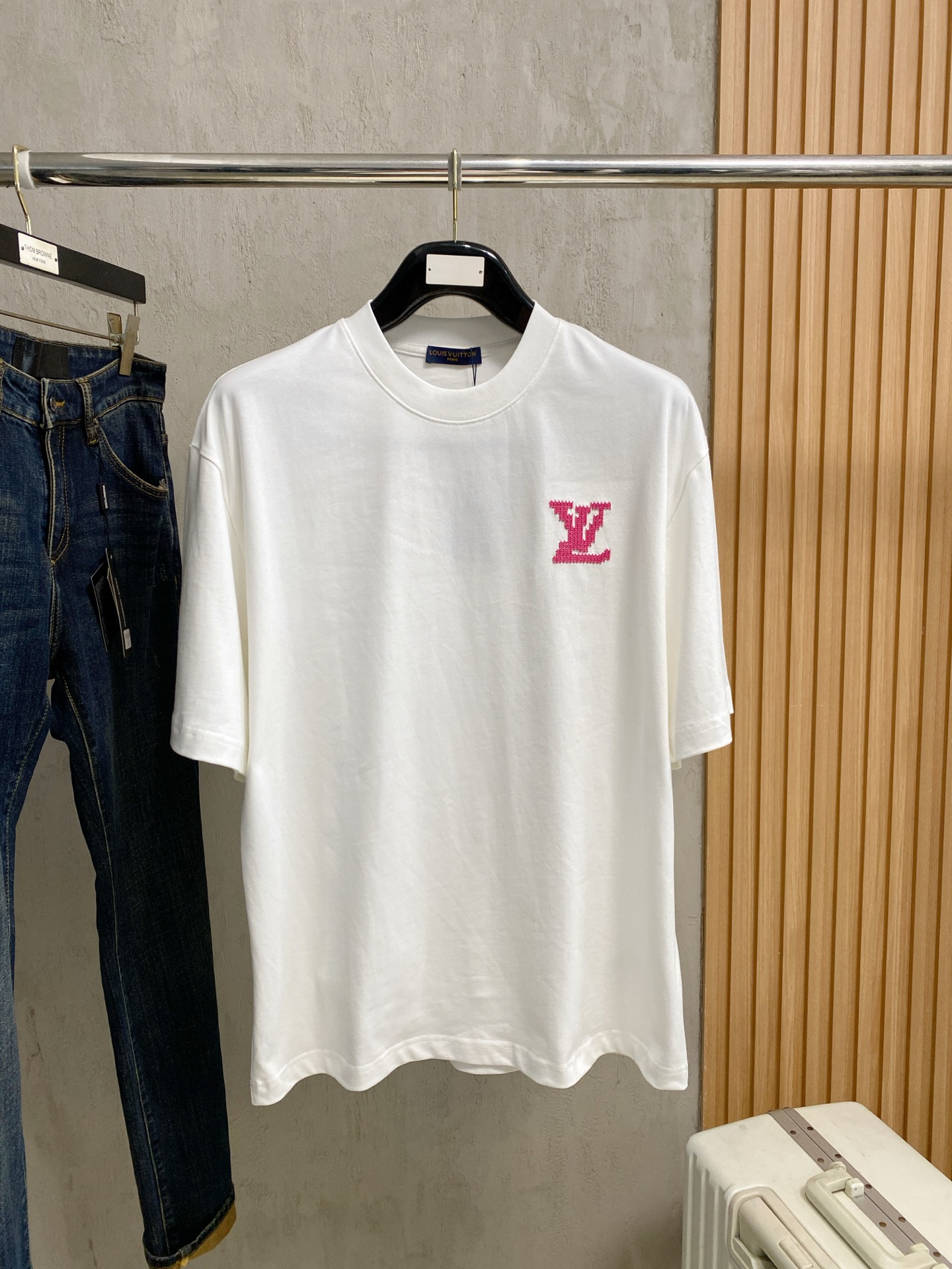 NO:865889,LV 2026 new double yarn pure cotton men's casual bottoming short-sleeved T-shirt!  High-end customization, high version, fashionable and versatile, loose version, original imported 300g double-strand pure cotton fabric, threaded cuffs, collar and hem, super soft and delicate feel, skin-friendly and comfortable to wear, high-end boutique. Avant-garde style, charming and comfortable, great for the upper body, men's must-have items, complete with three standards, size M-2Xl, maximum wear 200 pounds, louis vuitton, T-shirt, tees, t-shirt,19860909LV 2026 新款双纱纯棉男士休闲打底短袖T恤！高端定制 高版本 时尚百搭爆款宽松版型原版进口300克双股纯棉面料 螺纹袖口.领口衣摆 手感超柔软细腻 穿着亲肤舒适 高端精品.前卫风格魅力舒适, 上身非常赞 男士必备单品 三标齐全 尺码M-2Xl 最大穿200斤,,louis vuitton,T-shirt,tees，t-shirt,,Men's clothing